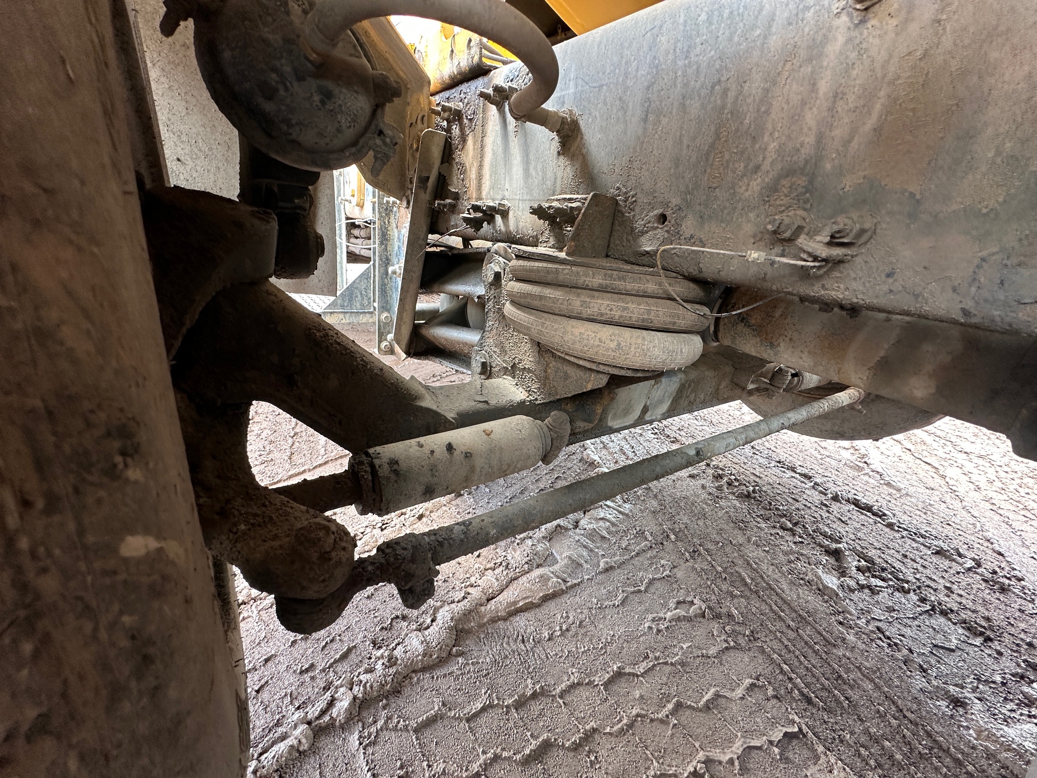 2004 VOLVO Rear Discharge Mixer - Image 16