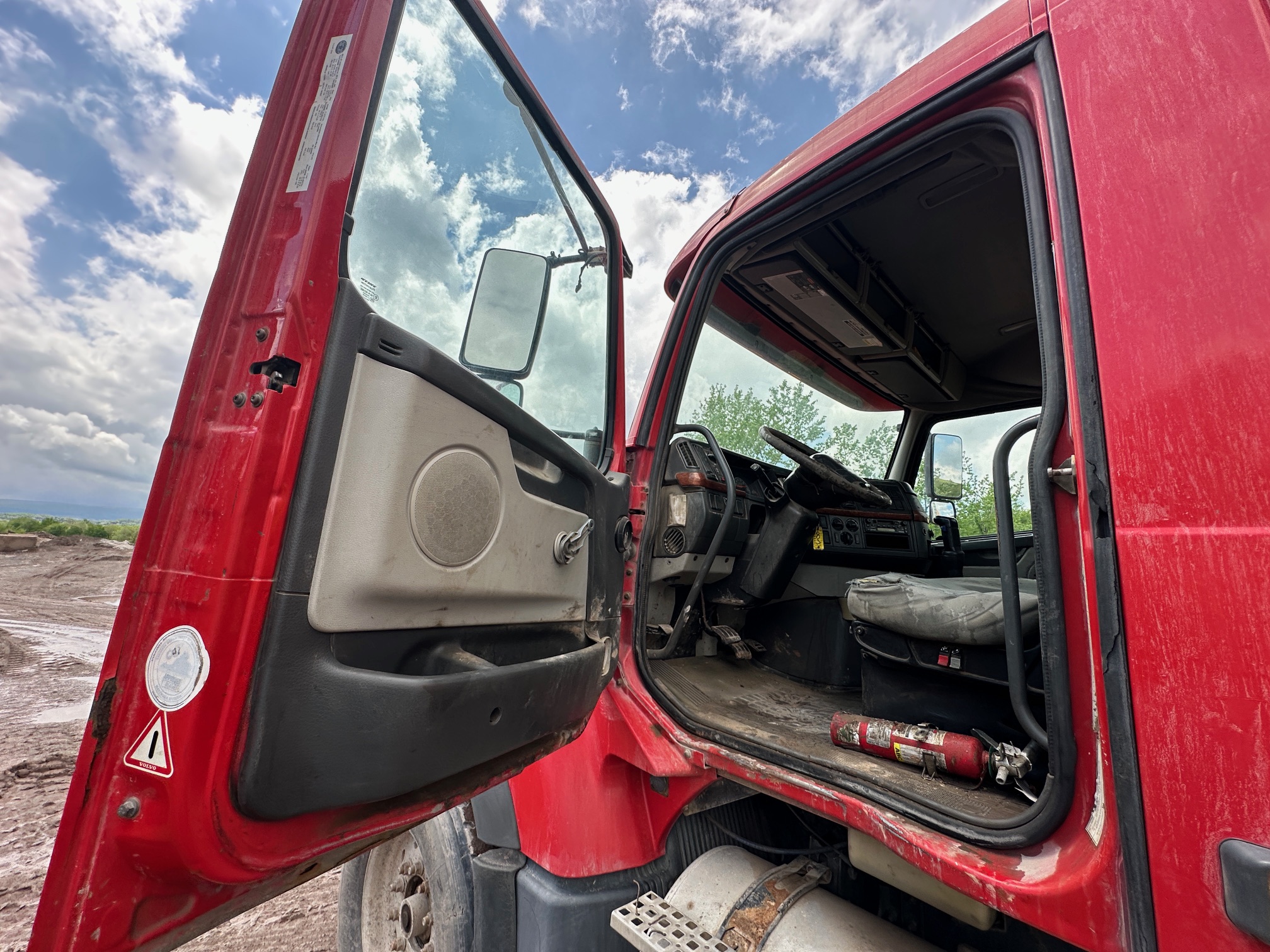 2004 VOLVO Rear Discharge Mixer - Image 22