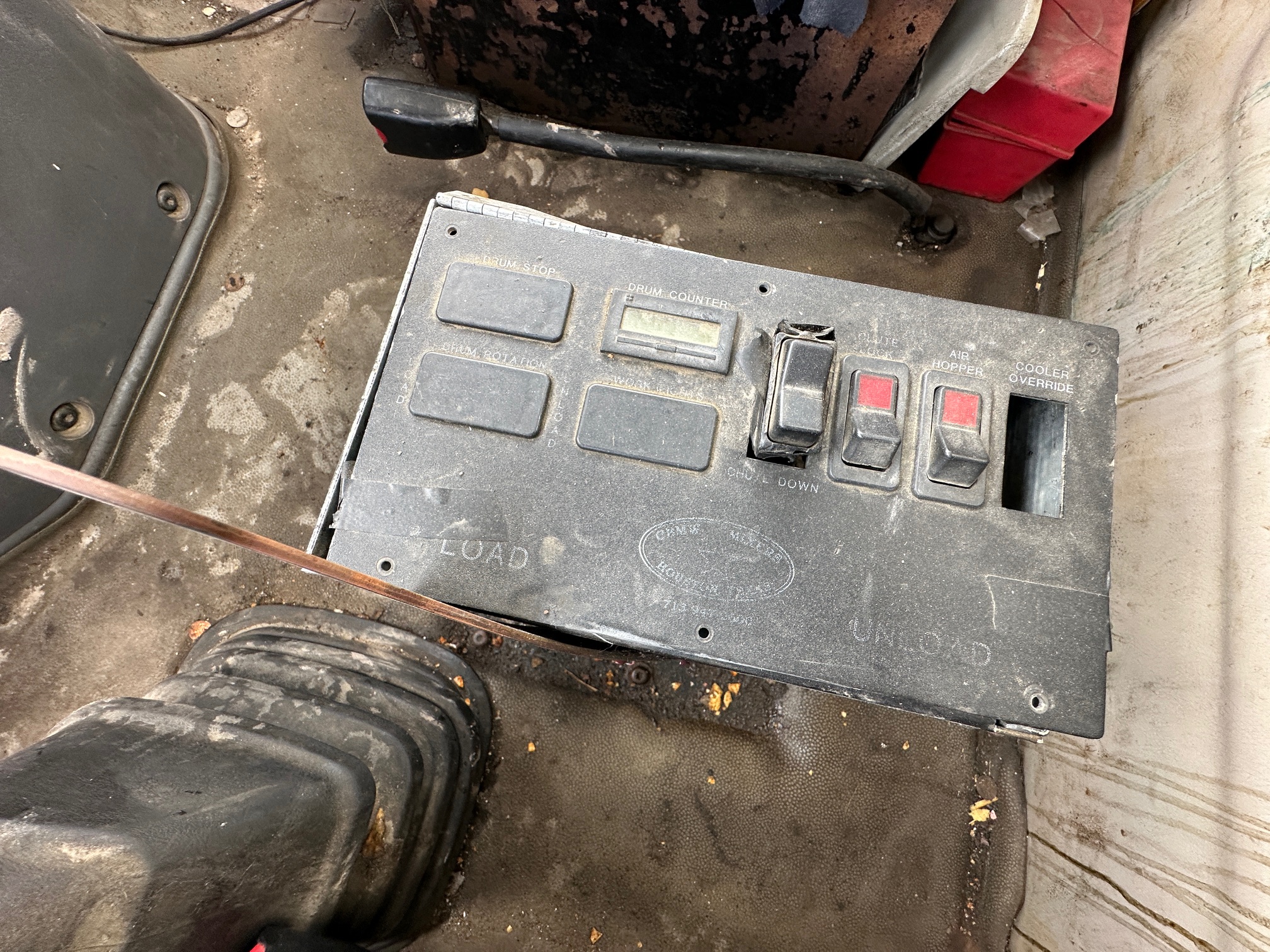 2004 VOLVO Rear Discharge Mixer - Image 27