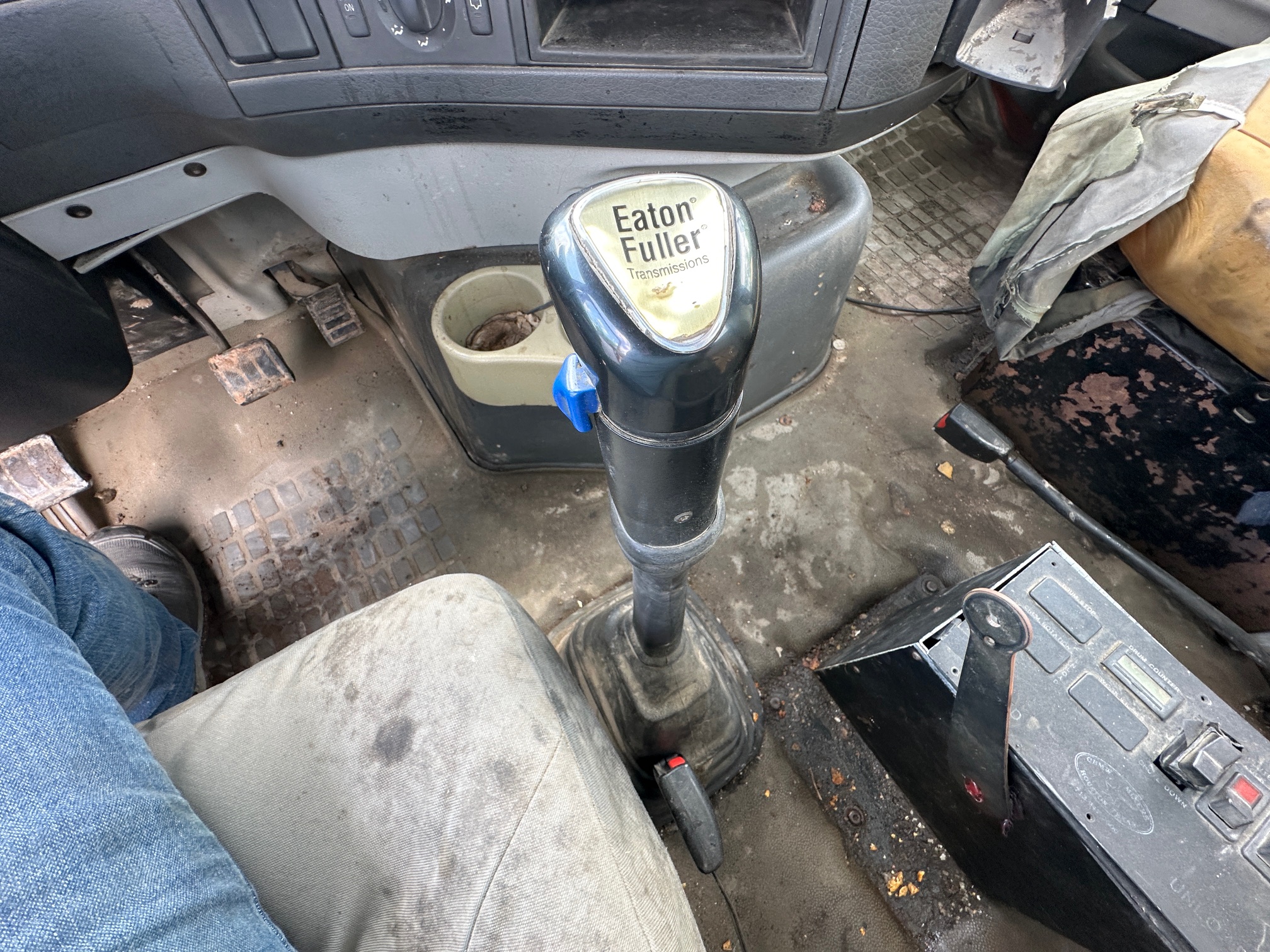 2004 VOLVO Rear Discharge Mixer - Image 28