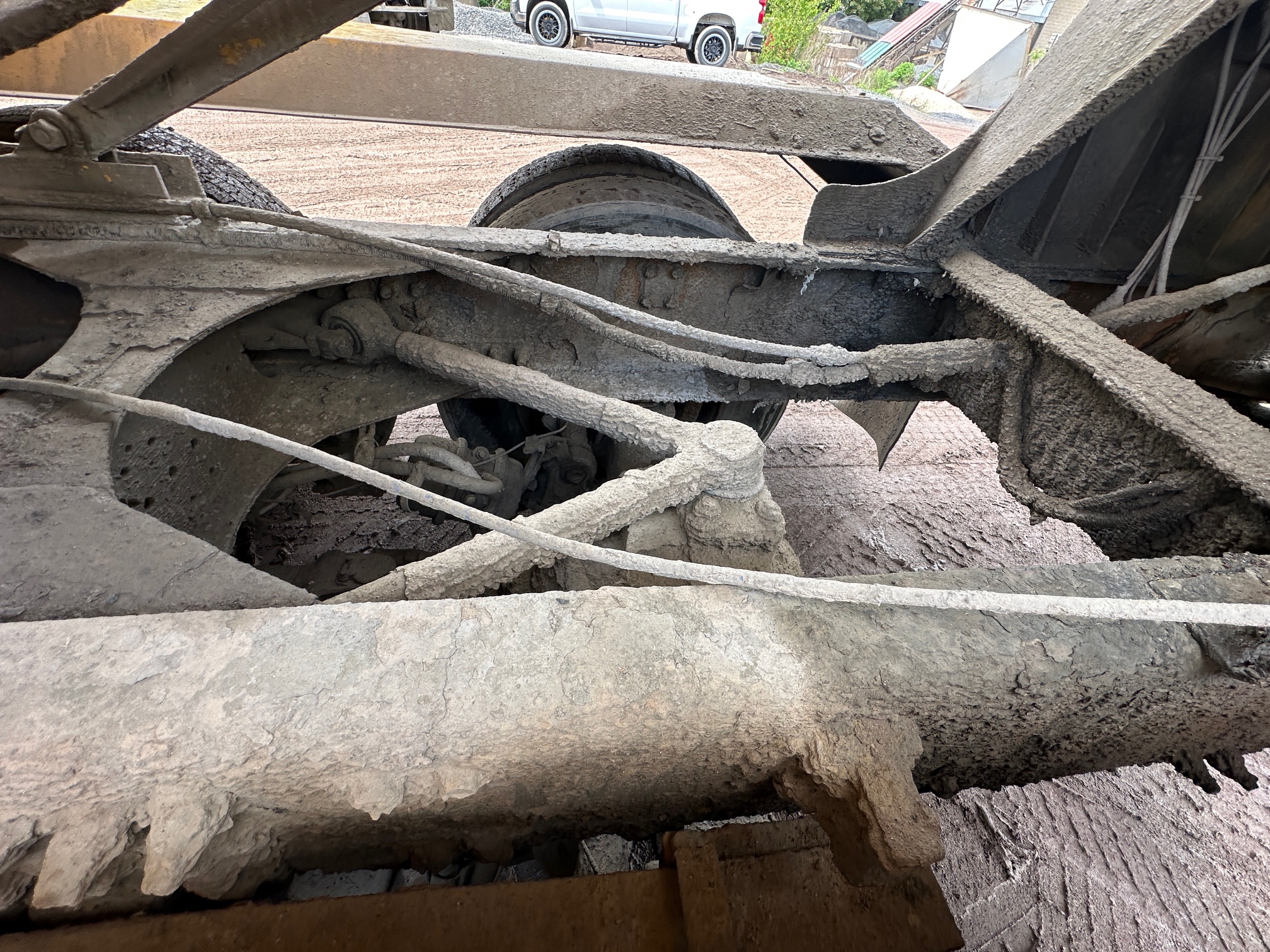 2004 VOLVO Rear Discharge Mixer - Image 32