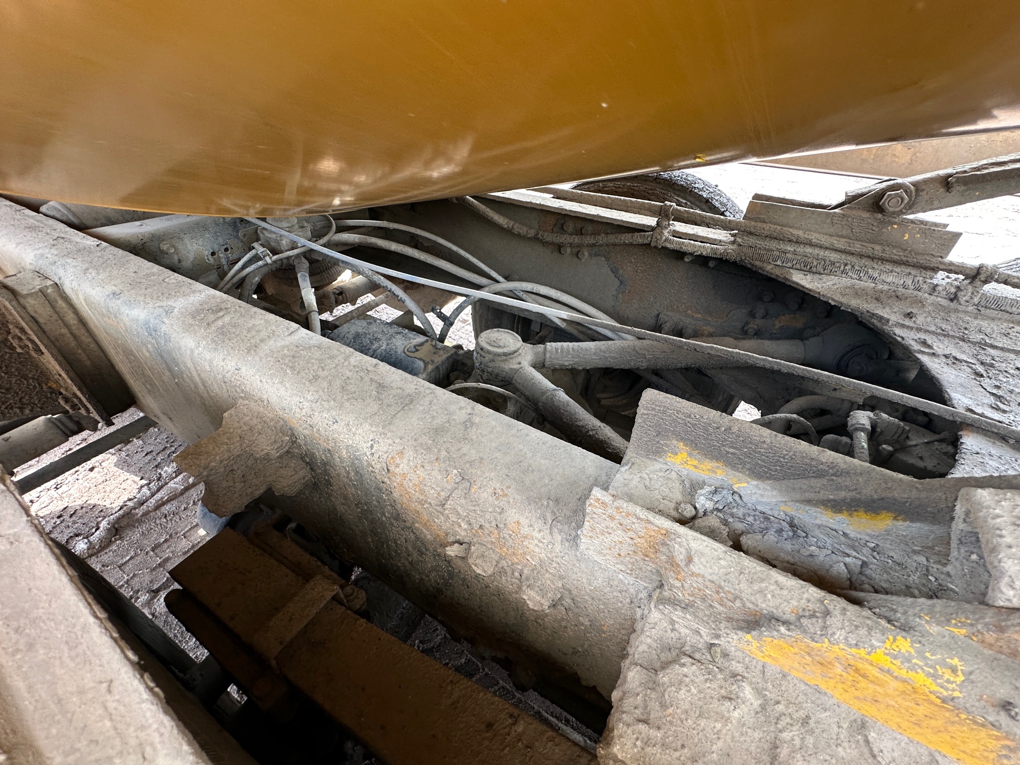 2004 VOLVO Rear Discharge Mixer - Image 33