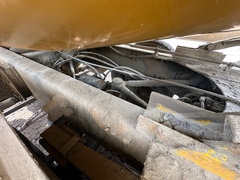 2004 VOLVO Rear Discharge Mixer - Image 33