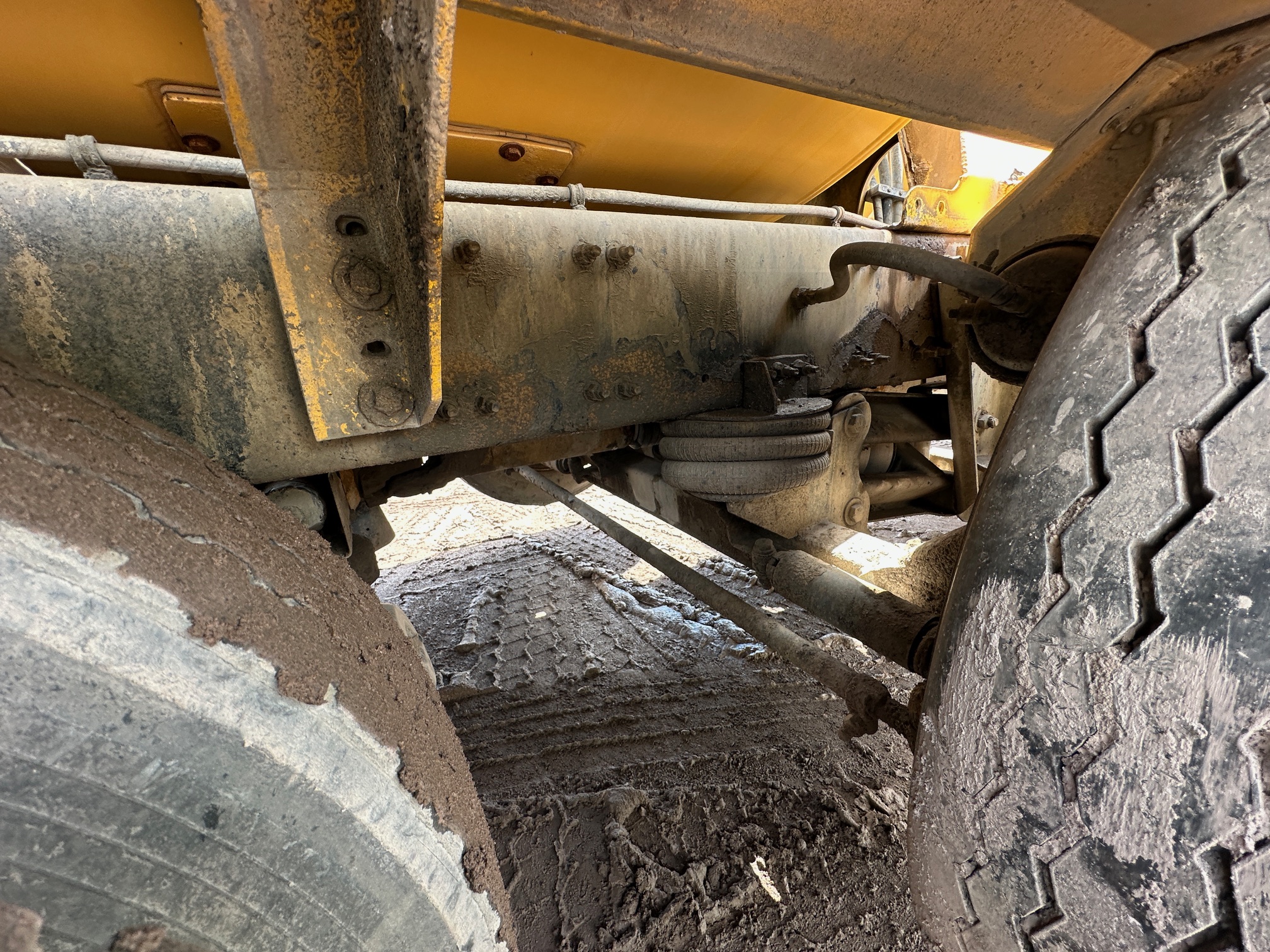 2004 VOLVO Rear Discharge Mixer - Image 35