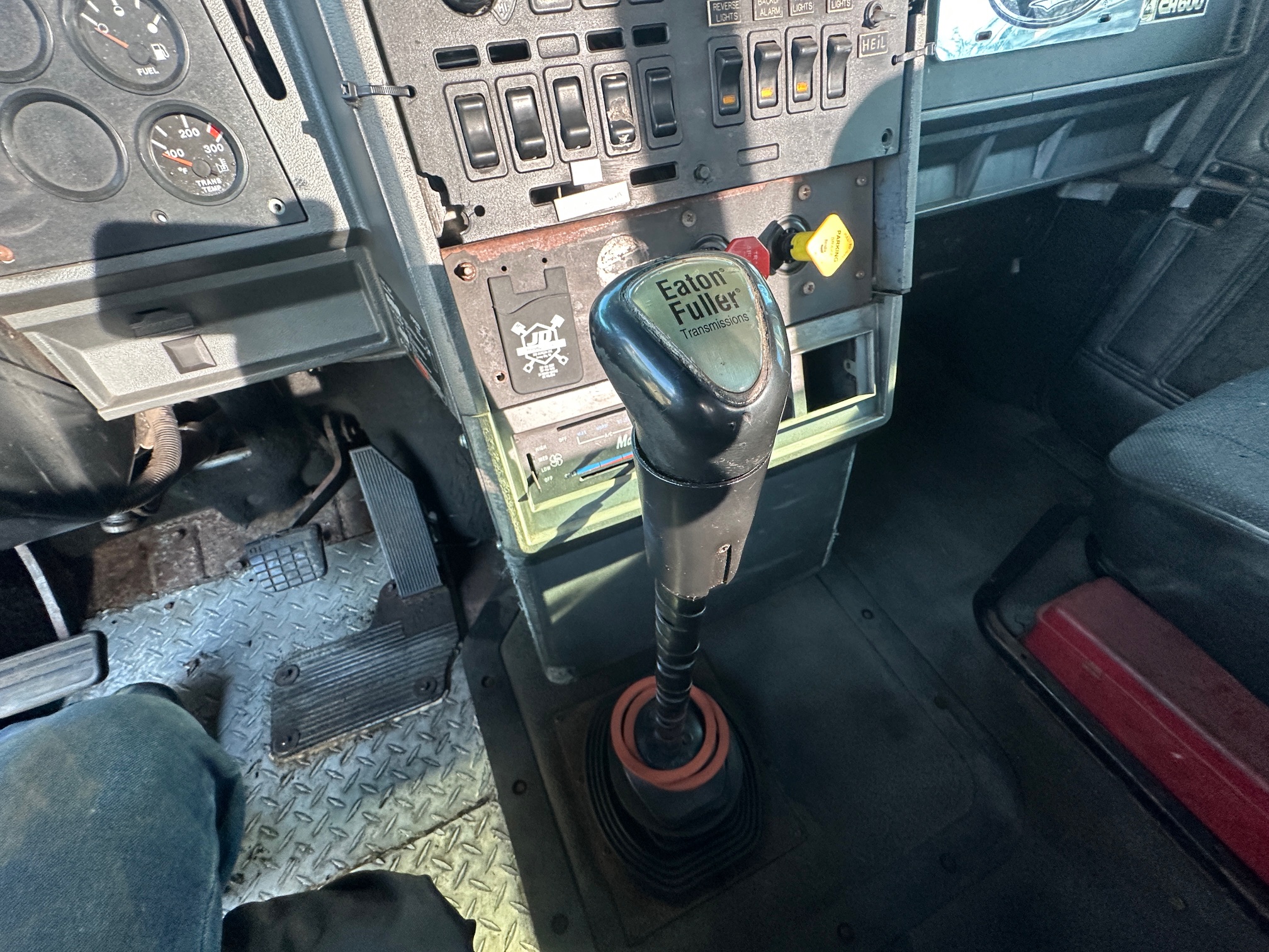 2000 MACK CH602 Day Cab - Image 24