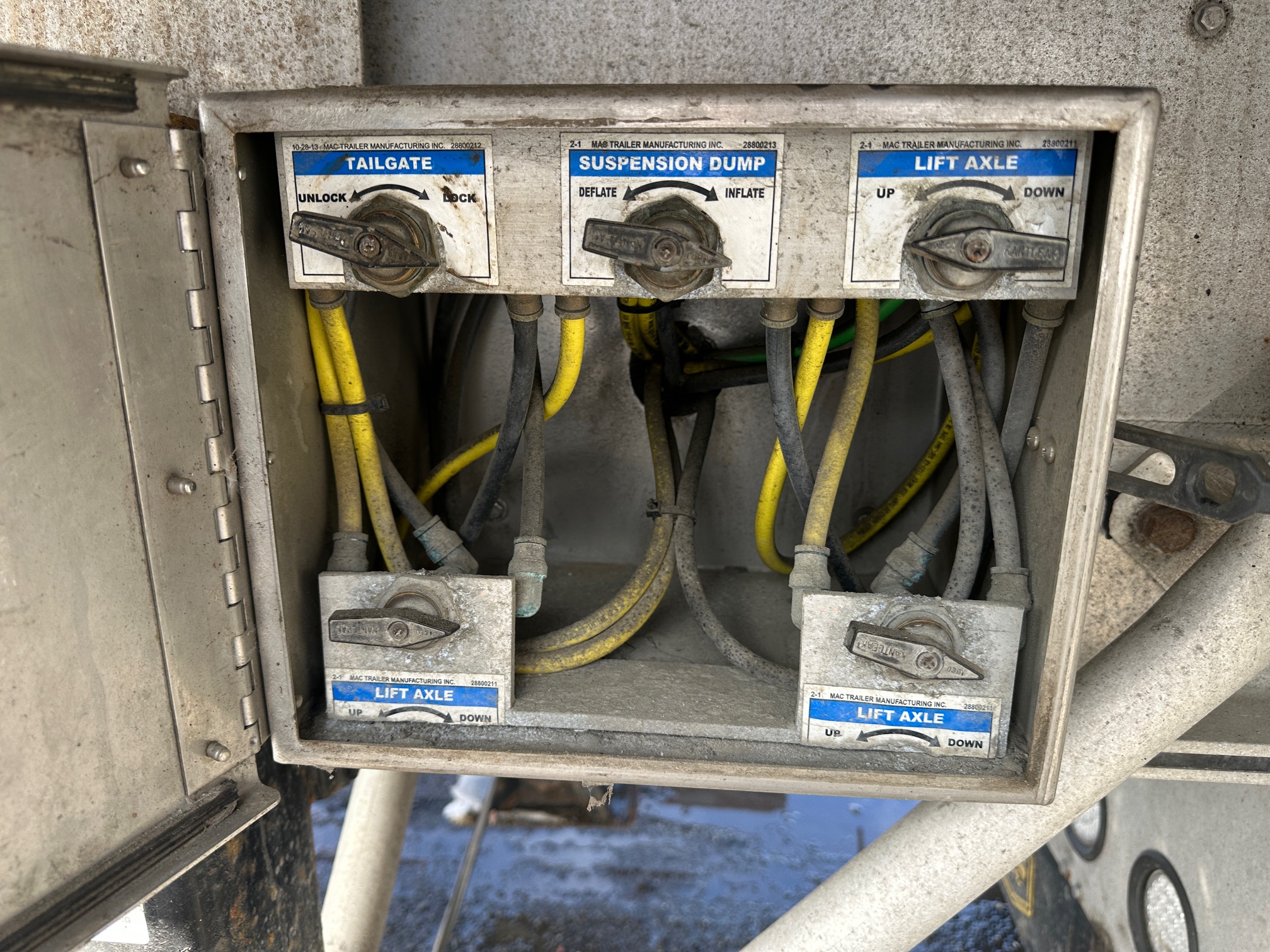 2019 MAC 30' End Dump - view 16 of 49