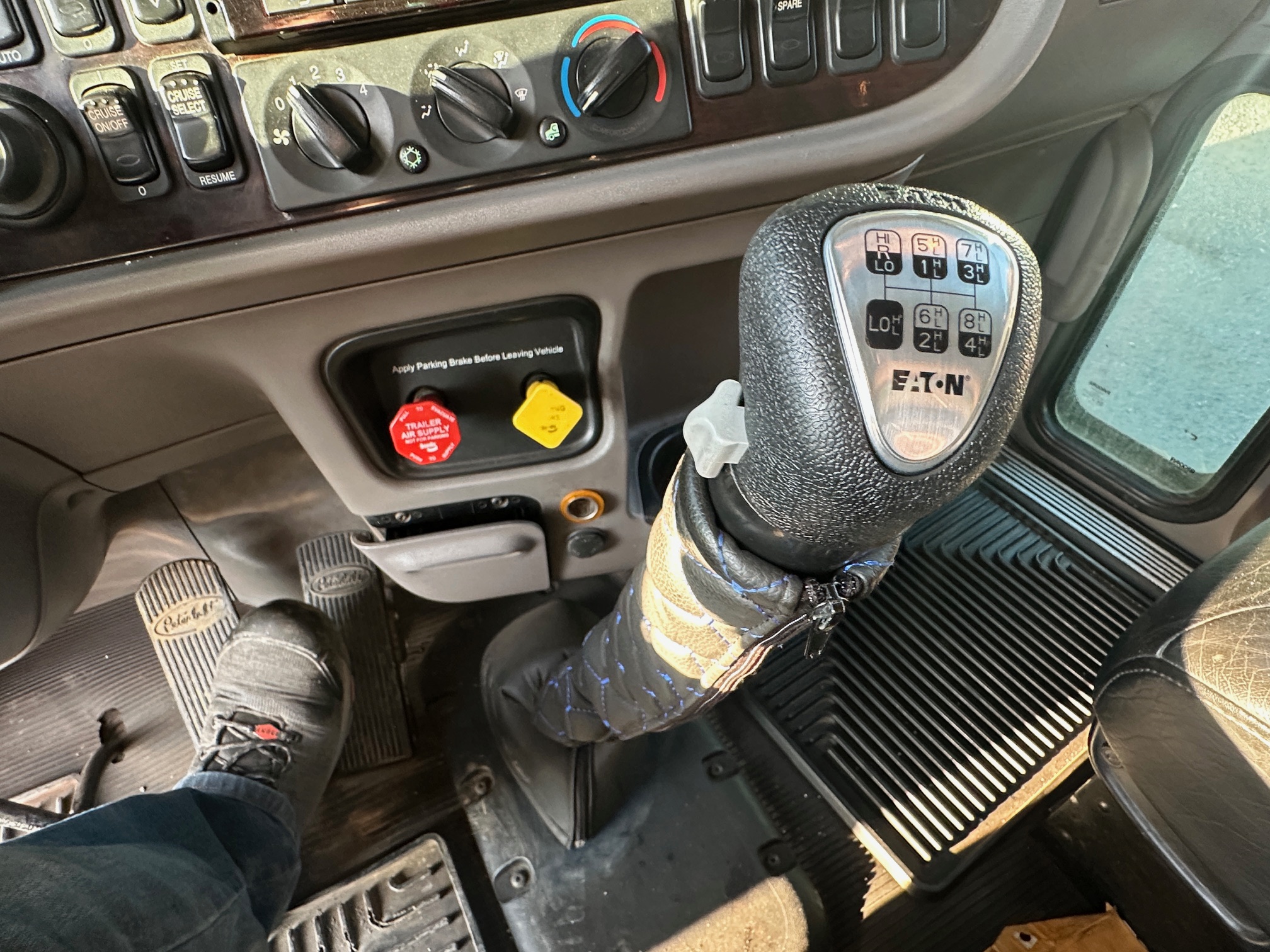 2019 PETERBILT 389L - Image 23