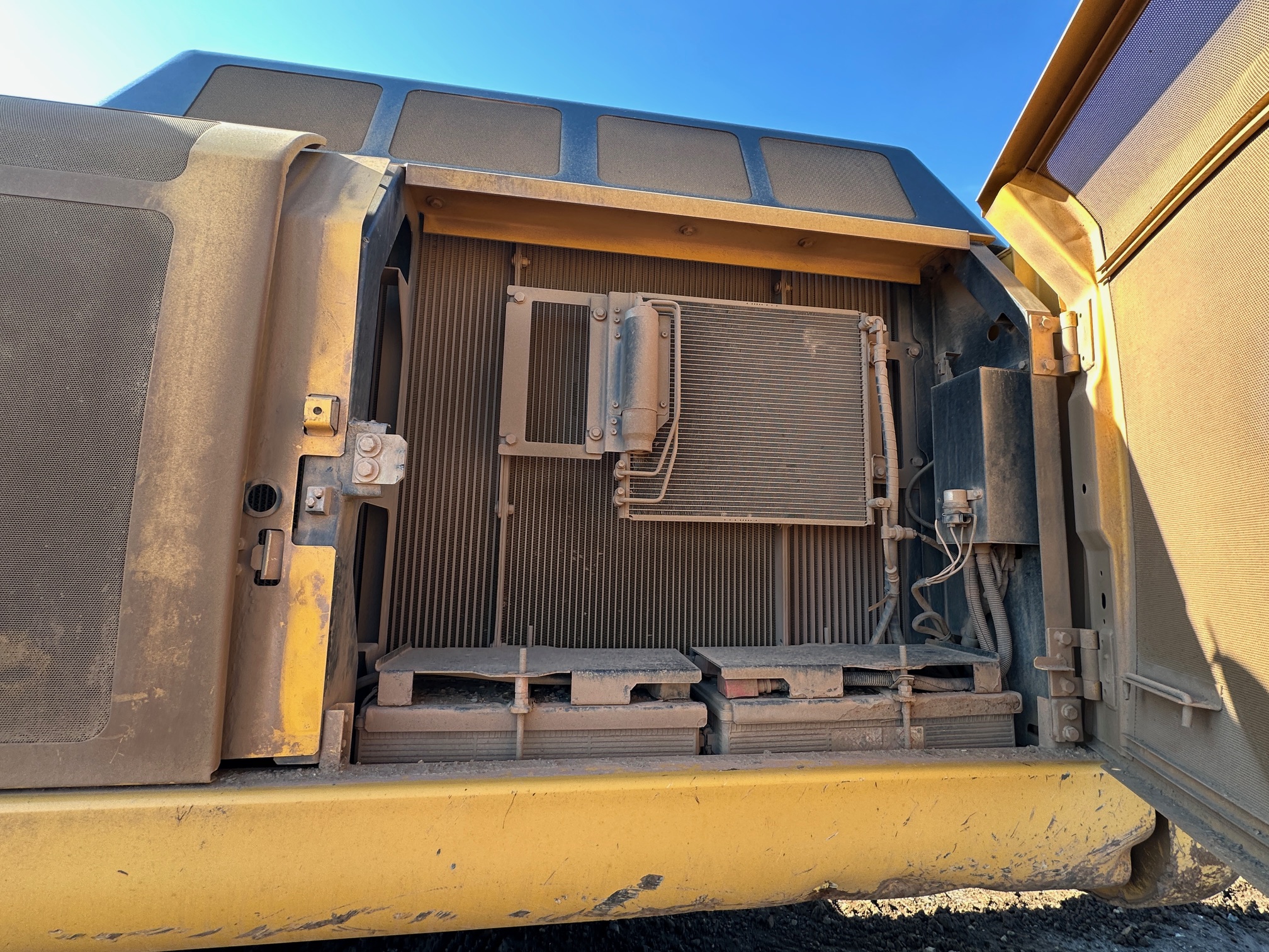 2013 DEERE 380G LC - Image 15