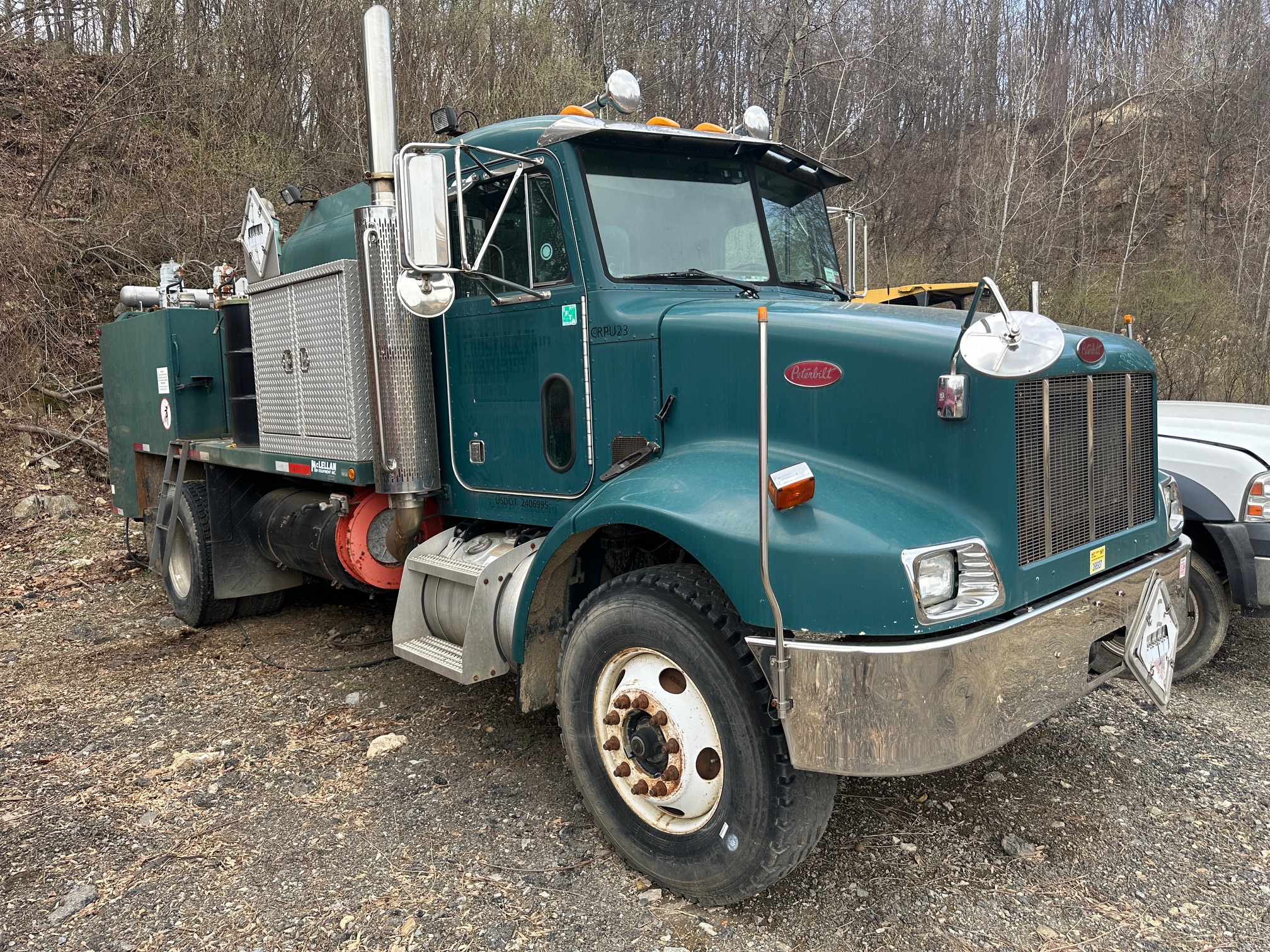 2002 PETERBILT 330 - view 2 of 61