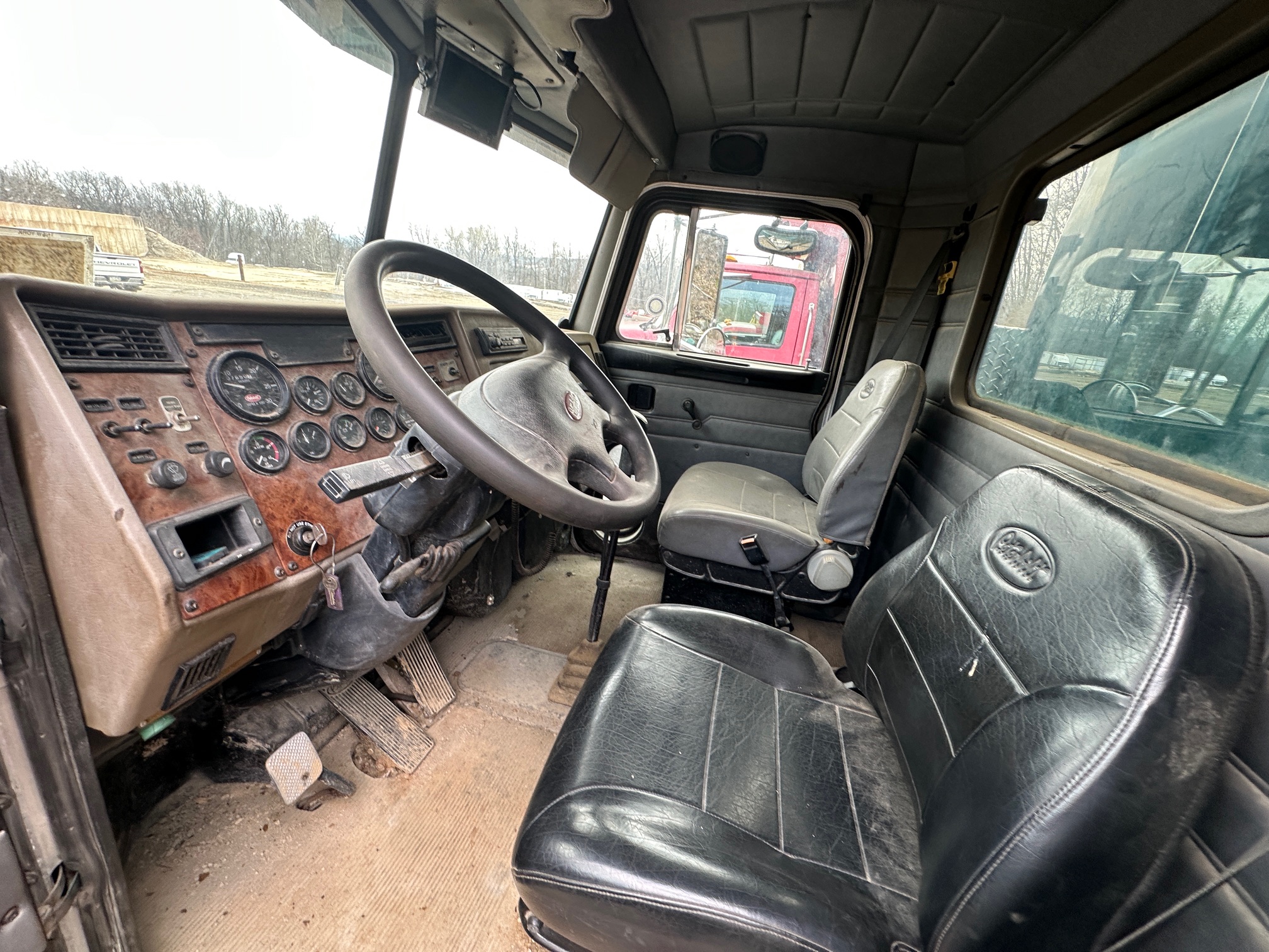 2002 PETERBILT 330 - view 8 of 61