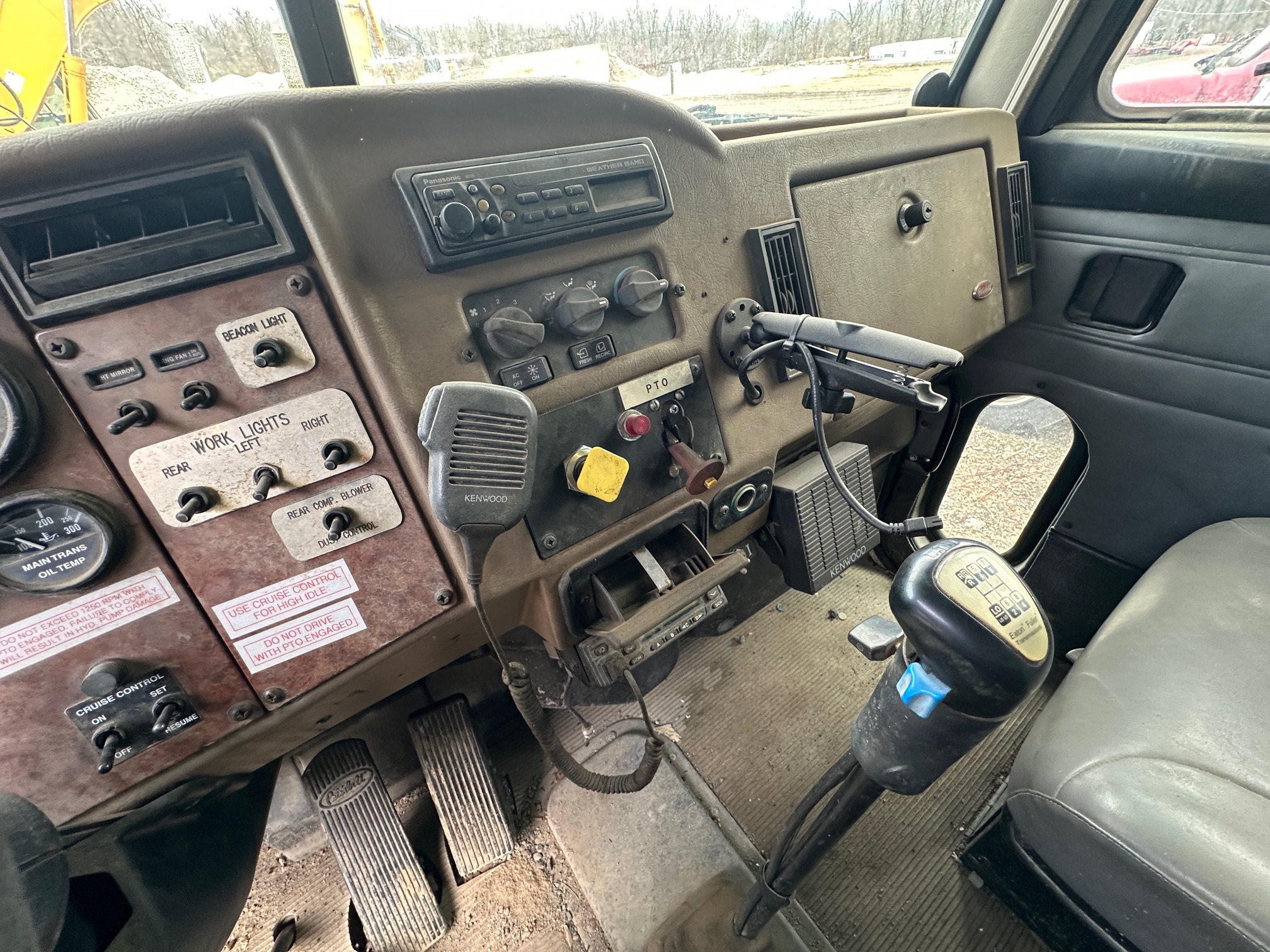 2002 PETERBILT 330 - view 12 of 61