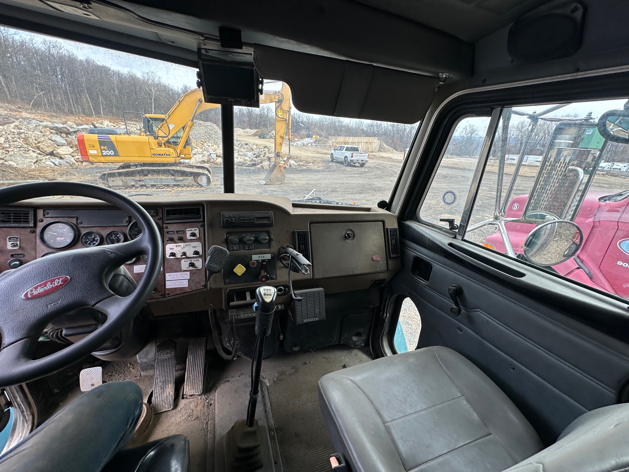 2002 PETERBILT 330 - view 14 of 61