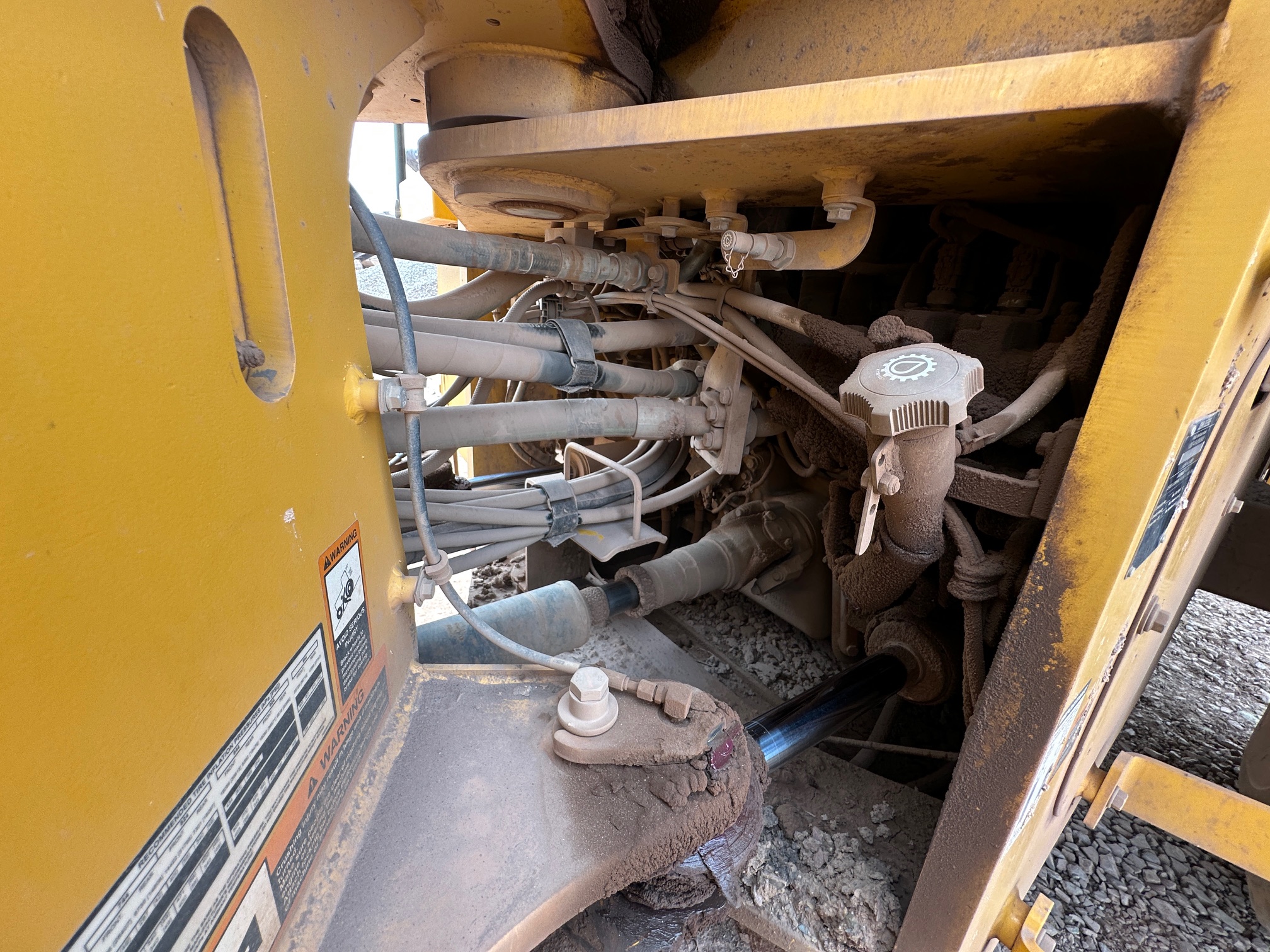 2023 DEERE 744P - Image 17