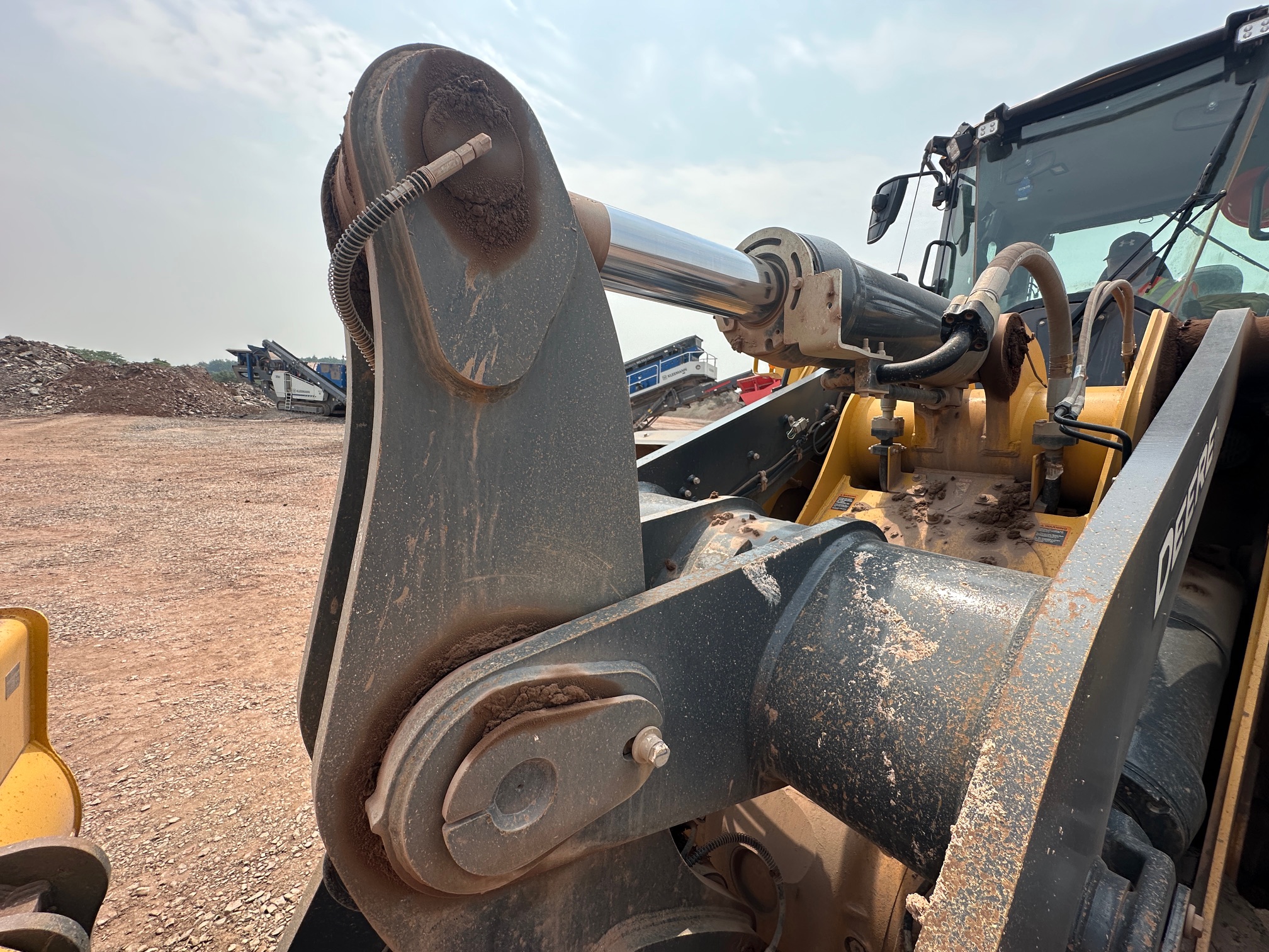 2023 DEERE 744P - Image 21