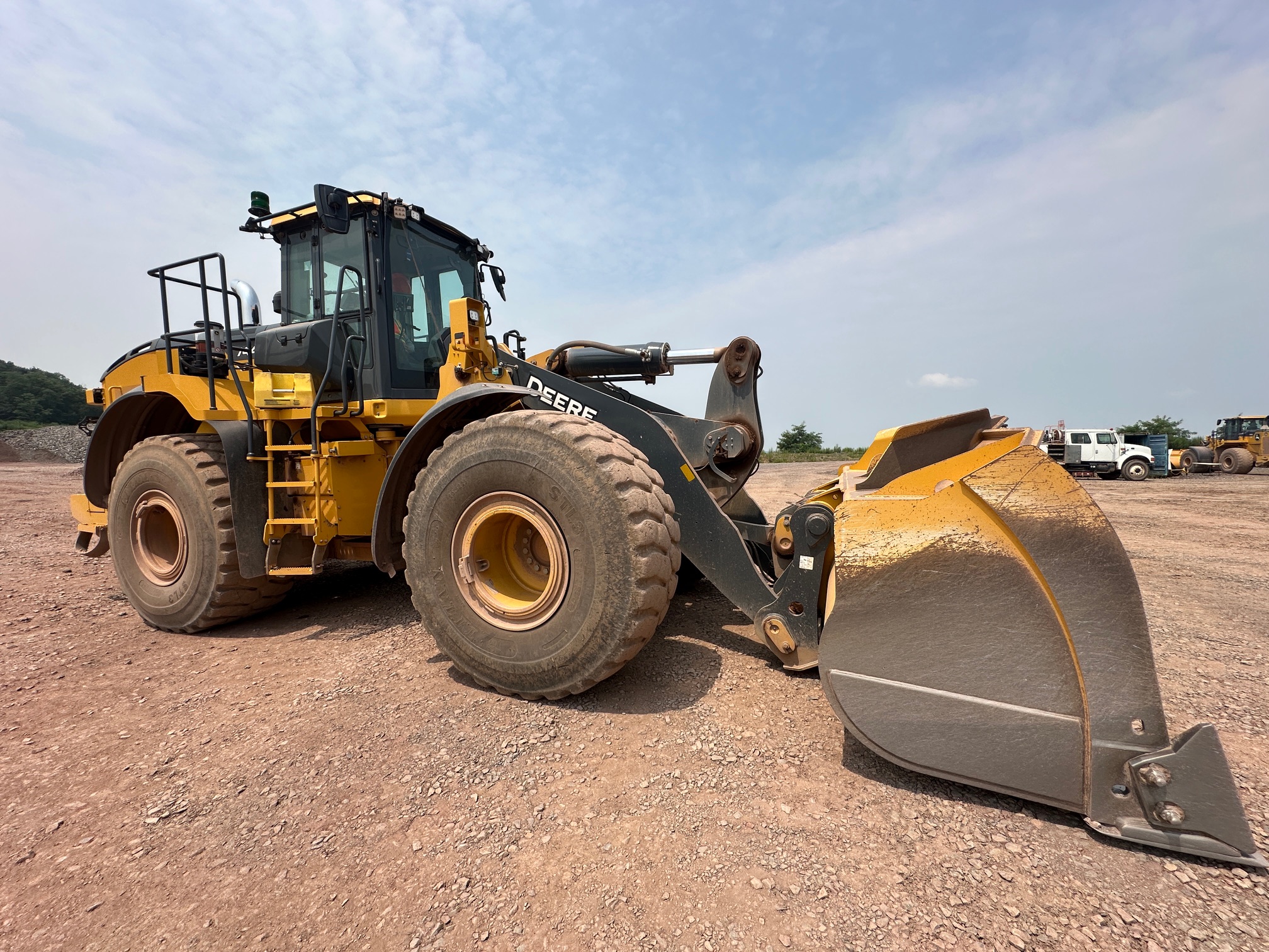 2023 DEERE 744P - Image 10