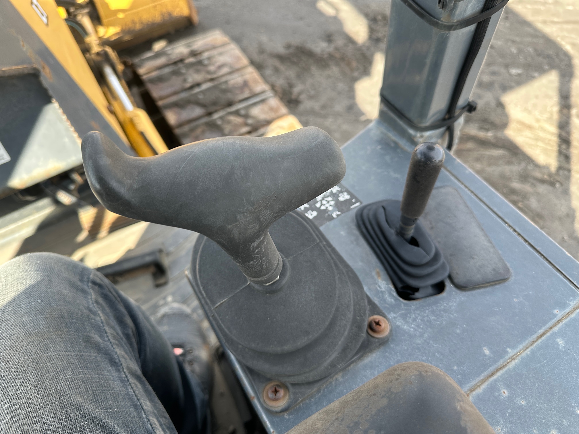 2005 DEERE 650J LT - Image 29