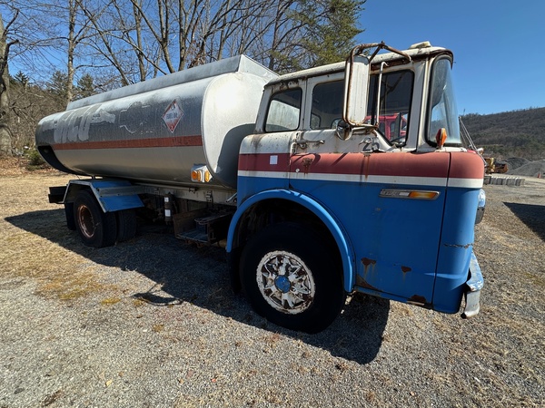 1976 FORD 8000