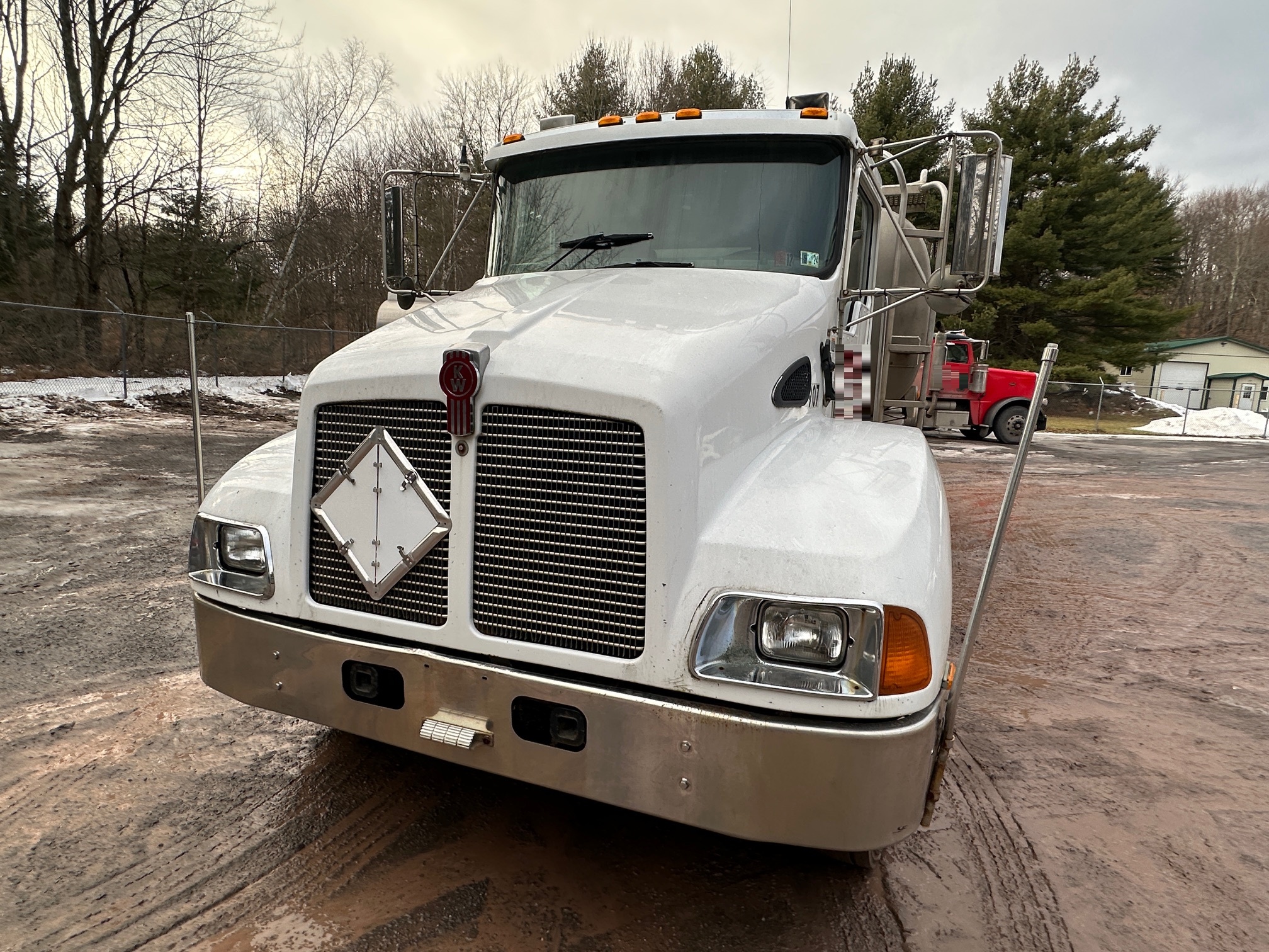 2004 KENWORTH T300 Fuel Tanker - Image 3