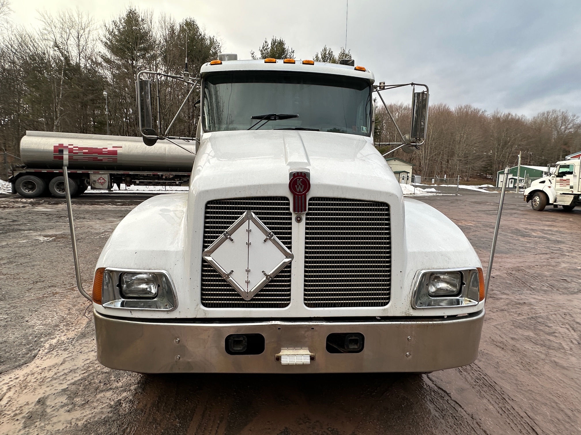 2004 KENWORTH T300 Fuel Tanker - Image 4