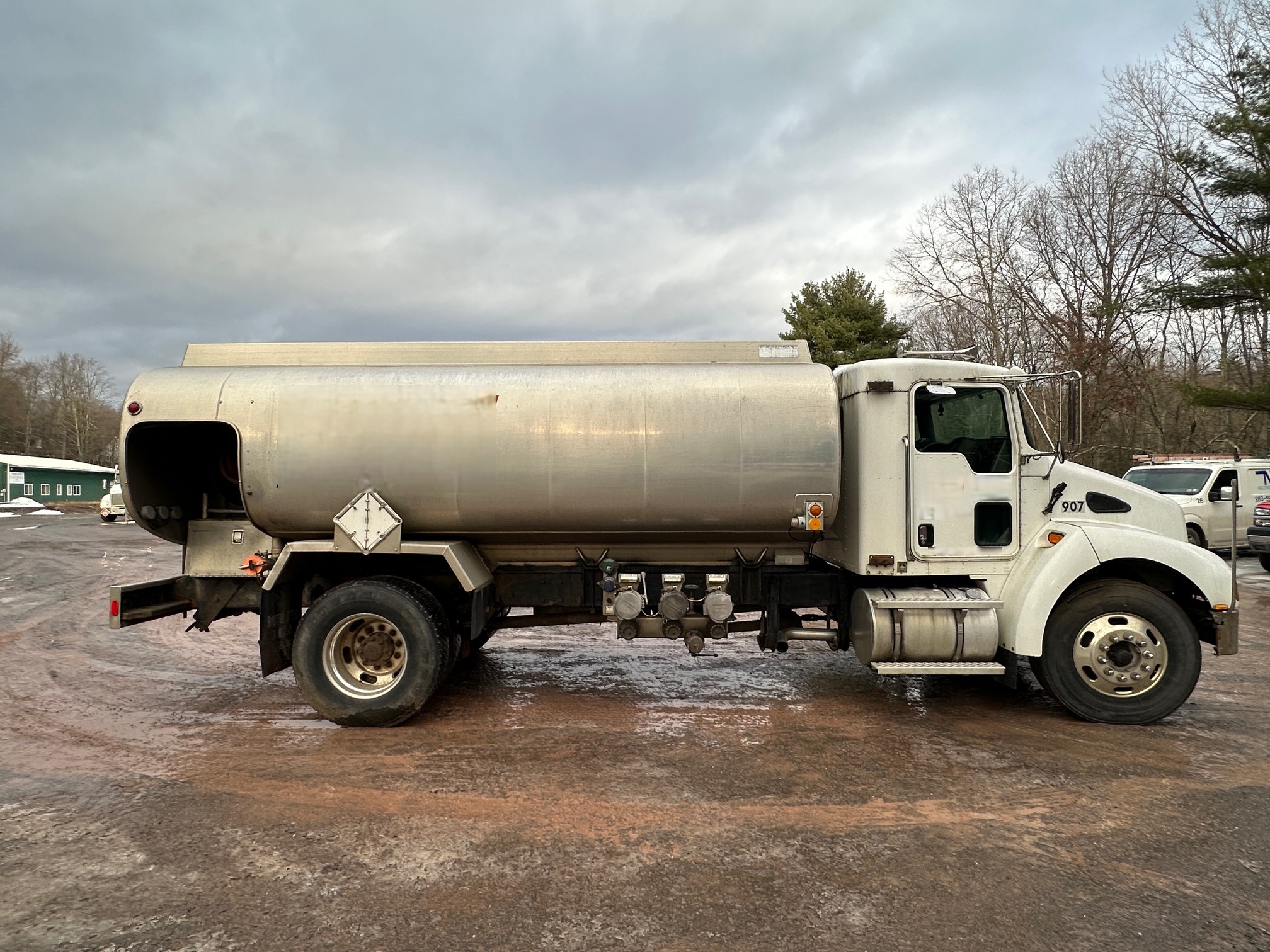 2004 KENWORTH T300 Fuel Tanker - view 7 of 51