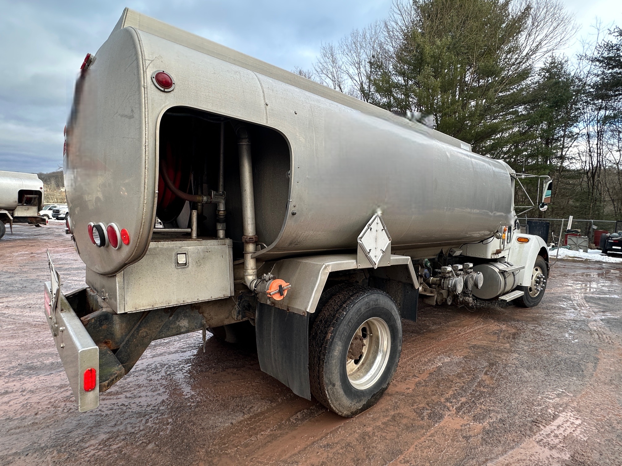 2004 KENWORTH T300 Fuel Tanker - Image 8