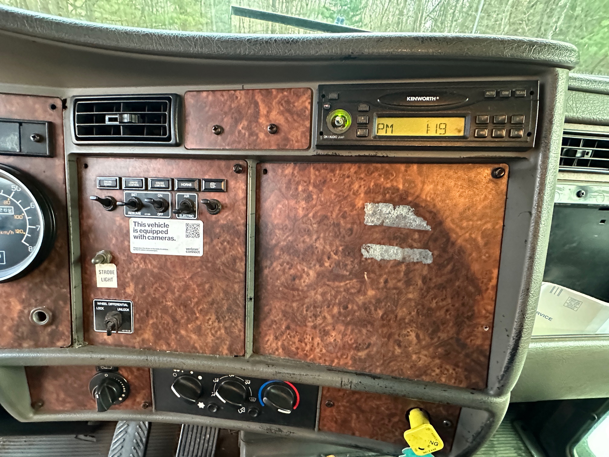 2004 KENWORTH T300 Fuel Tanker - Image 18