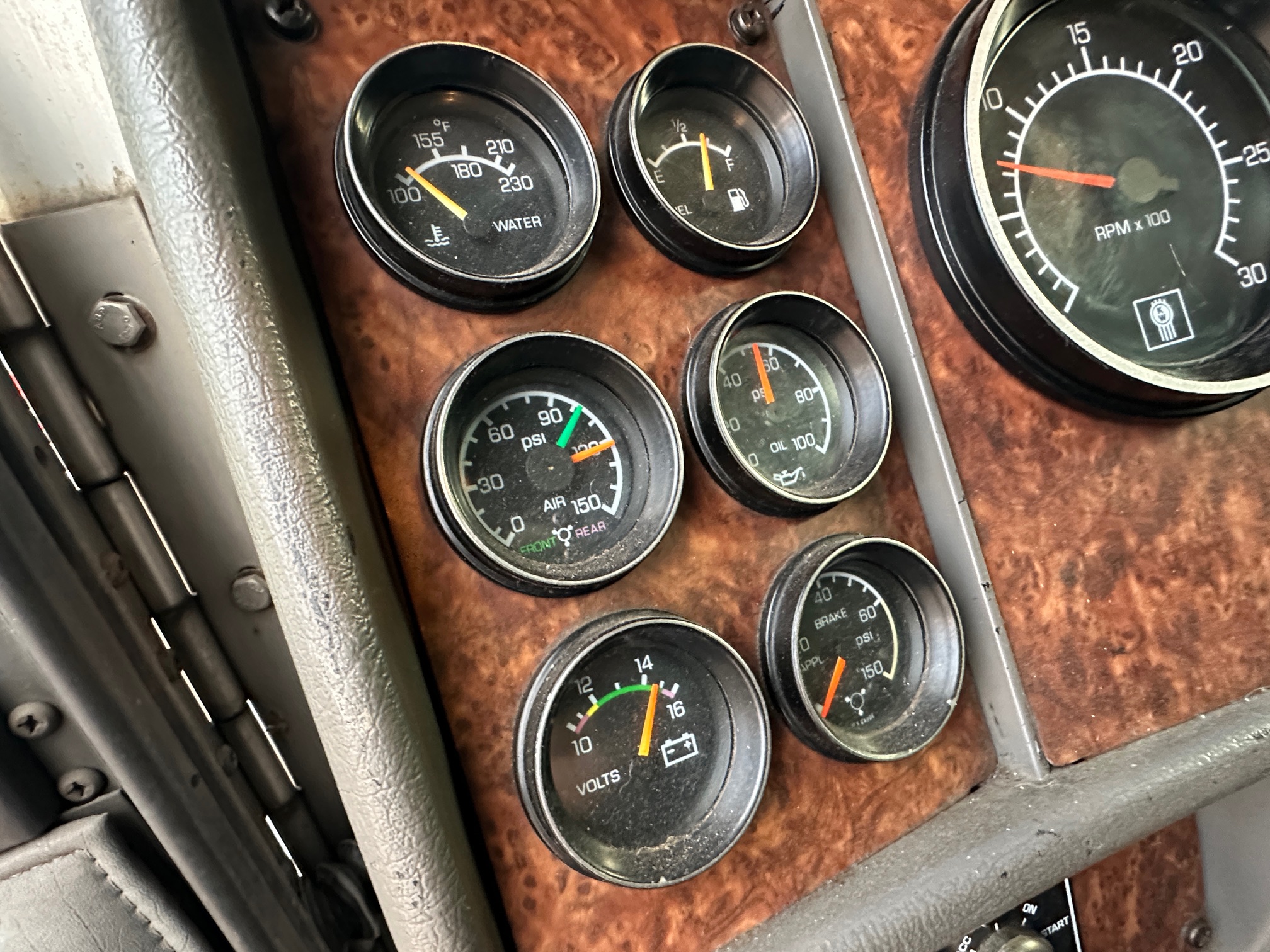 2004 KENWORTH T300 Fuel Tanker - Image 19