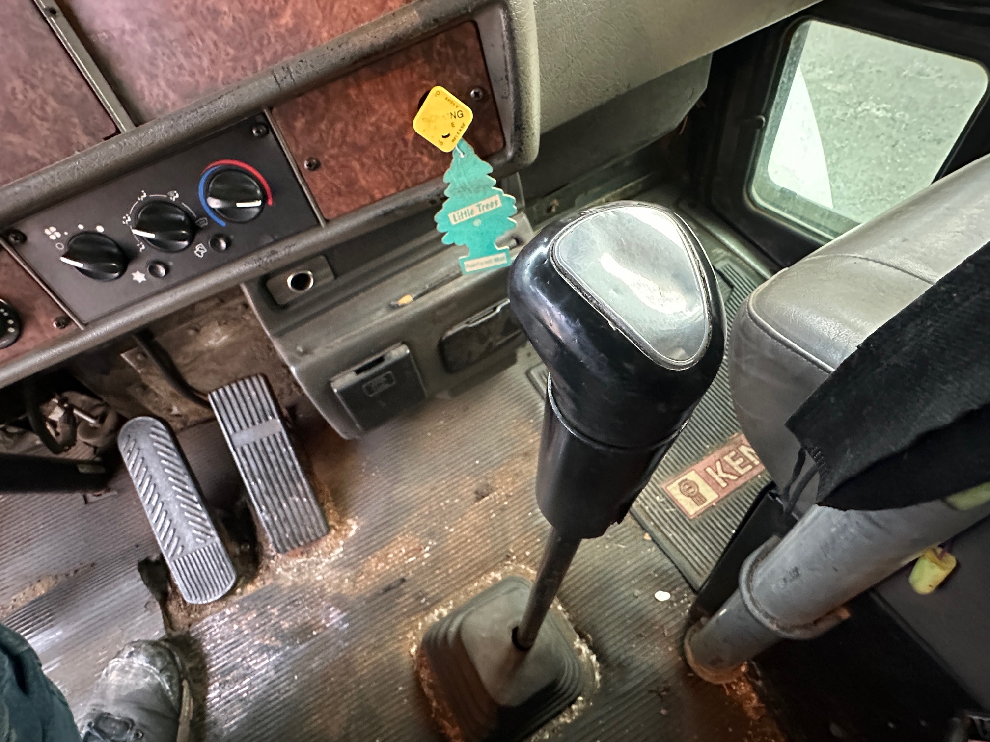 2004 KENWORTH T300 Fuel Tanker - Image 21