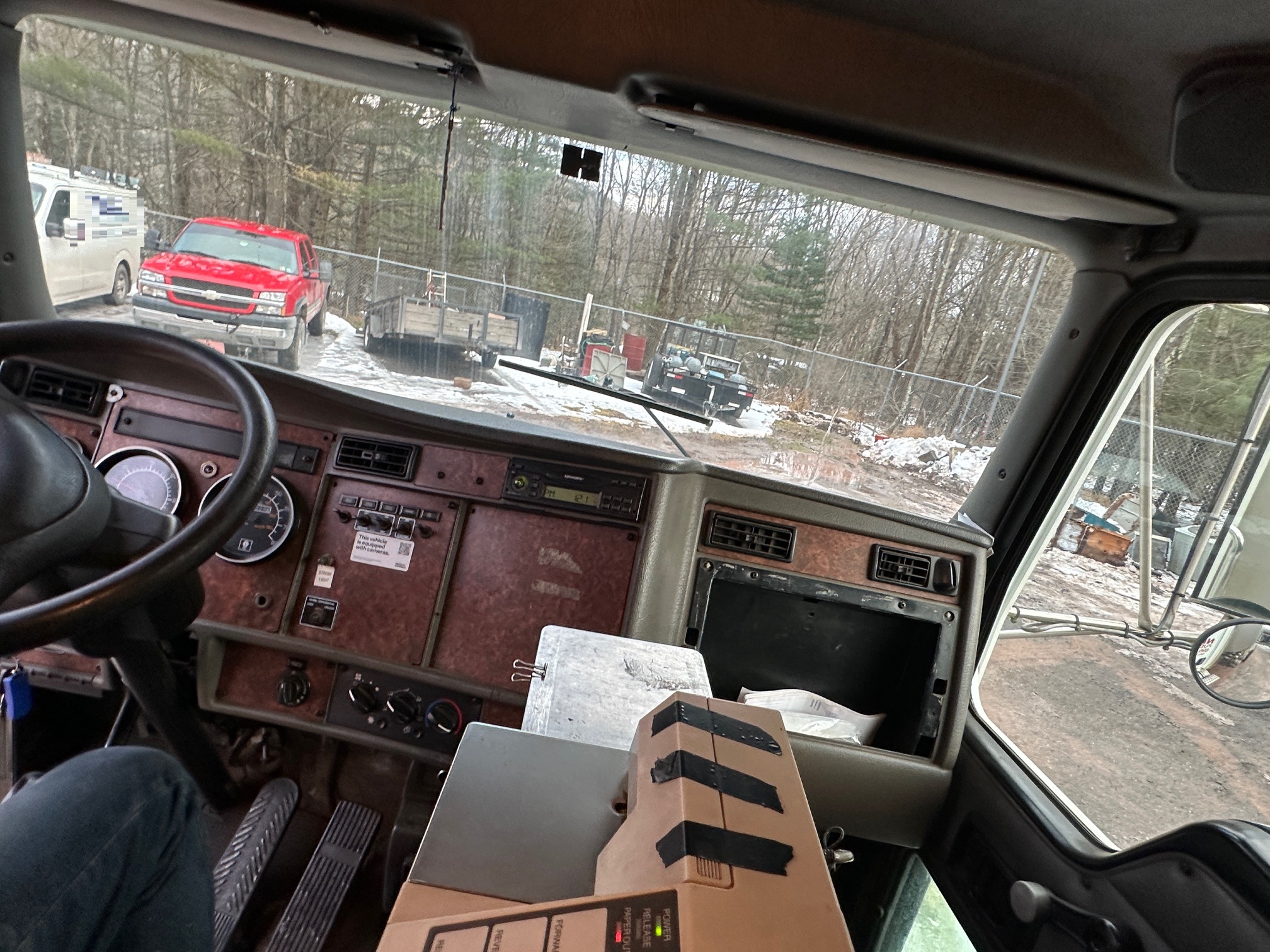 2004 KENWORTH T300 Fuel Tanker - Image 24