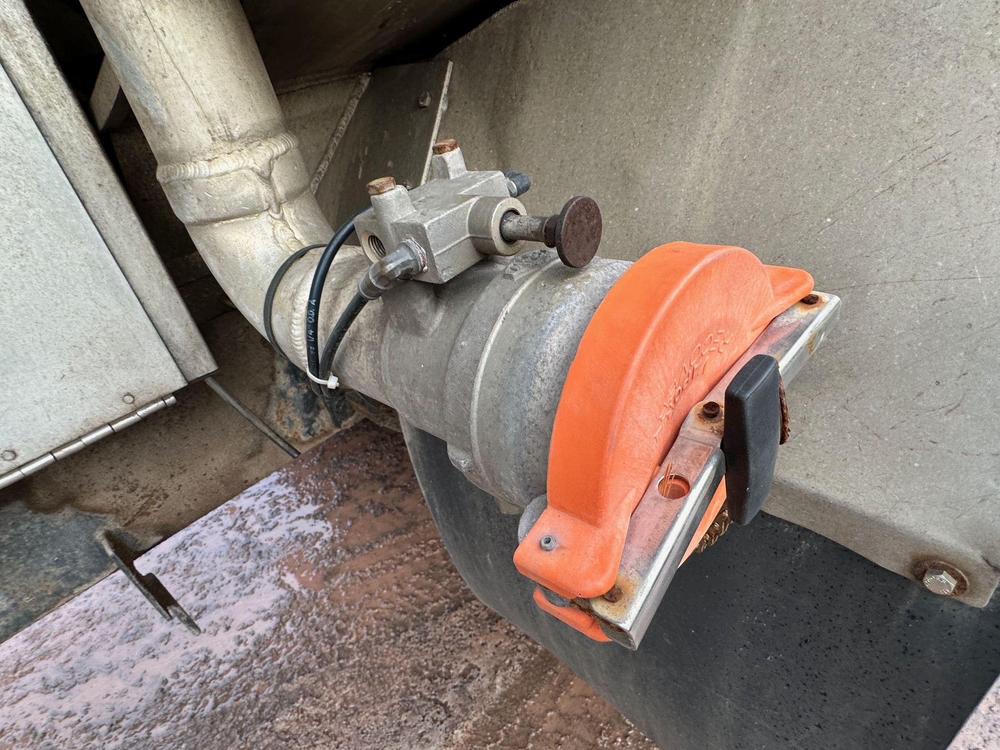 2004 KENWORTH T300 Fuel Tanker - Image 33