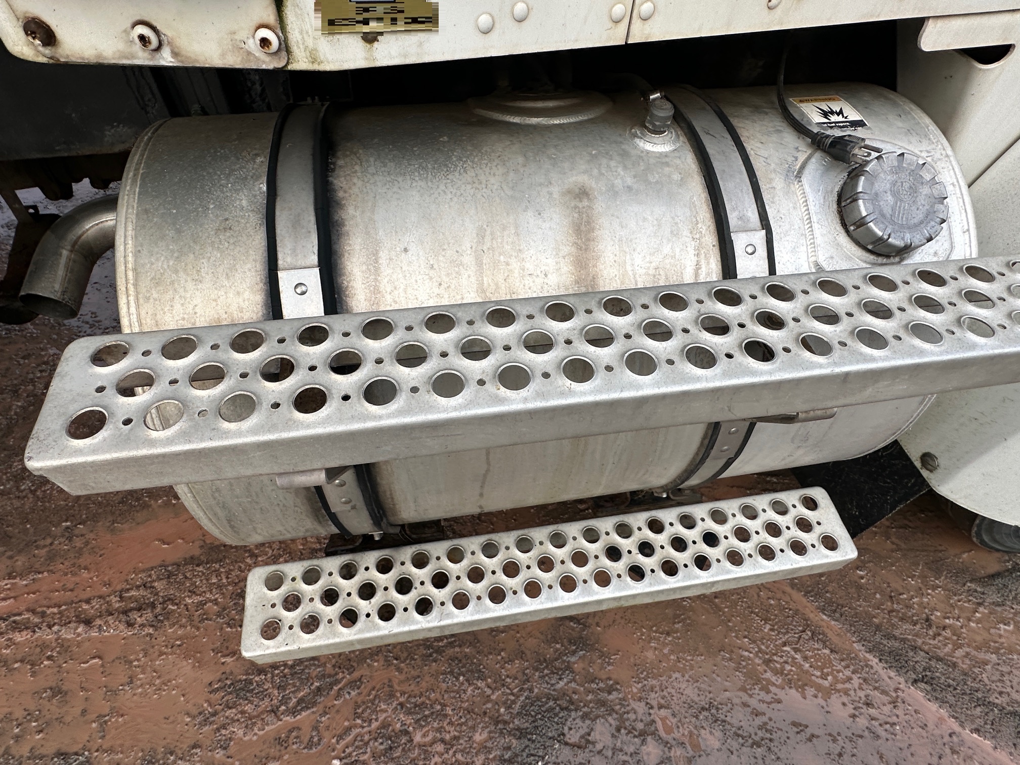 2004 KENWORTH T300 Fuel Tanker - Image 40