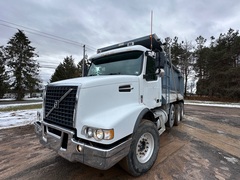 2008 VOLVO VHD64F200 - Image 2