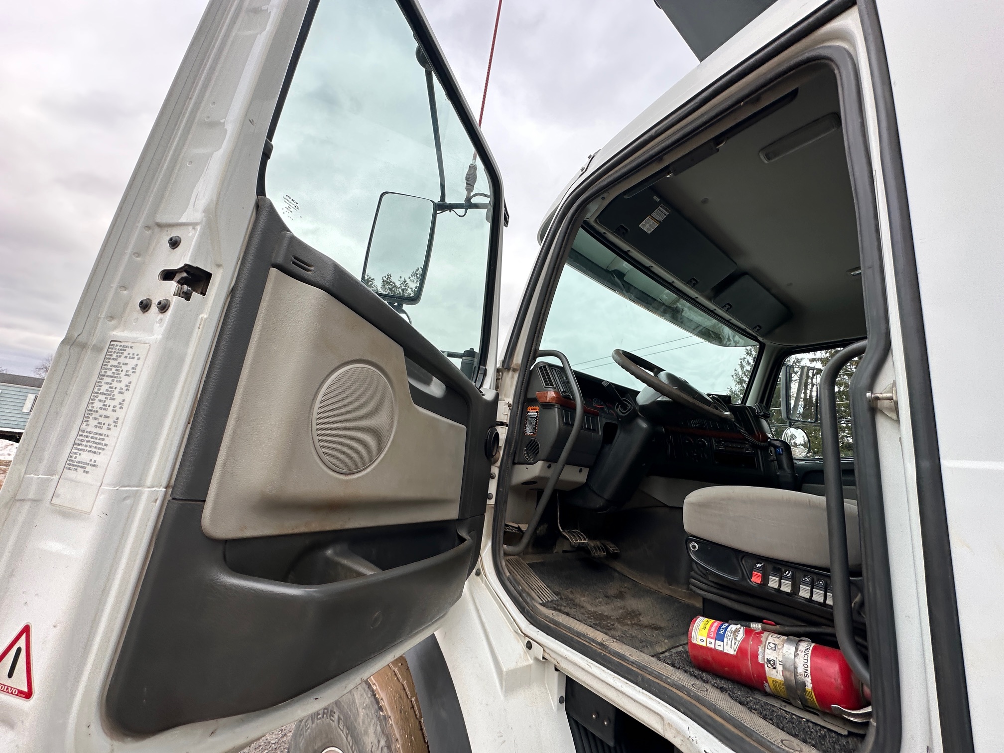 2008 VOLVO VHD64F200 - Image 16