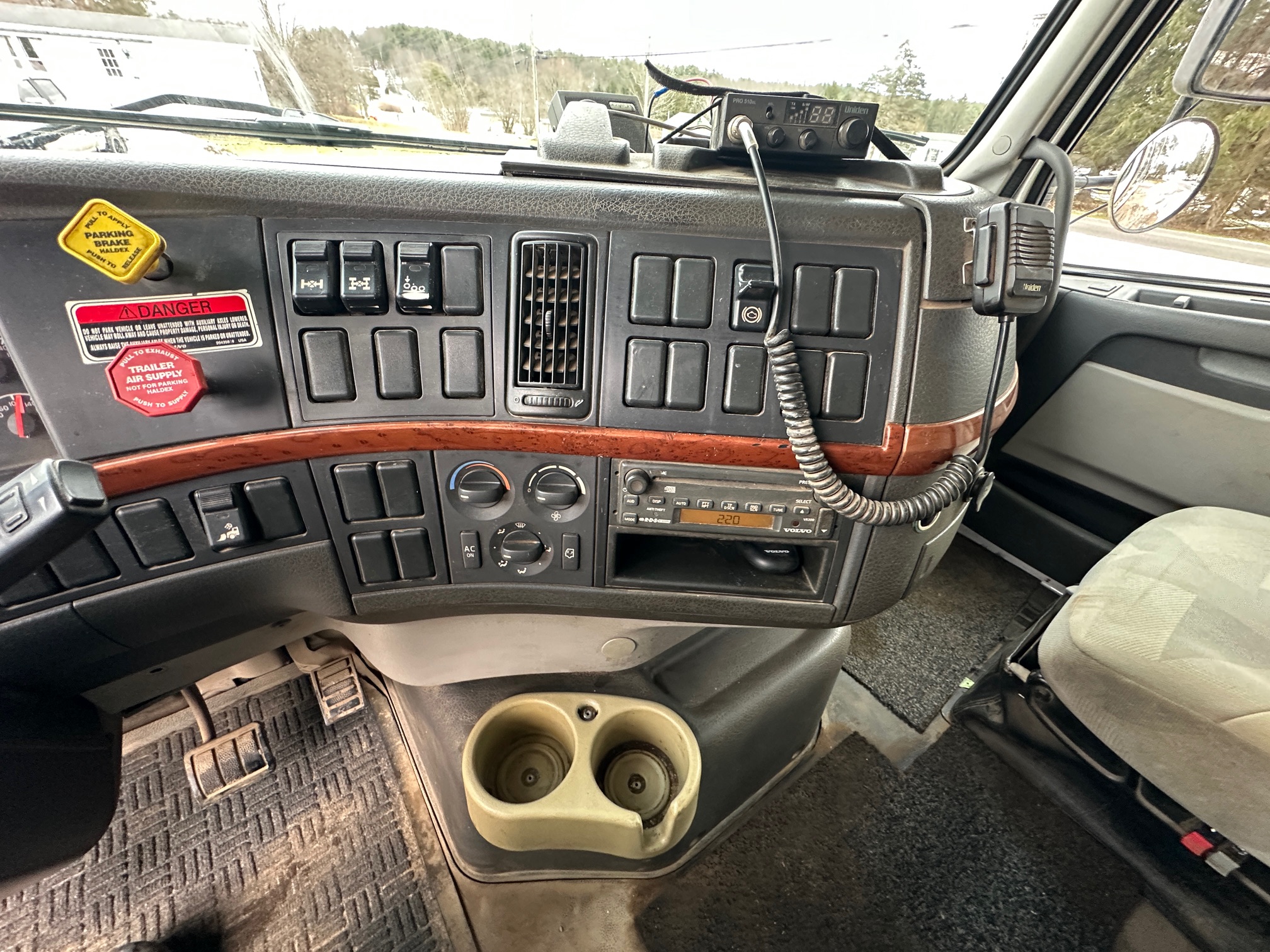 2008 VOLVO VHD64F200 - Image 19