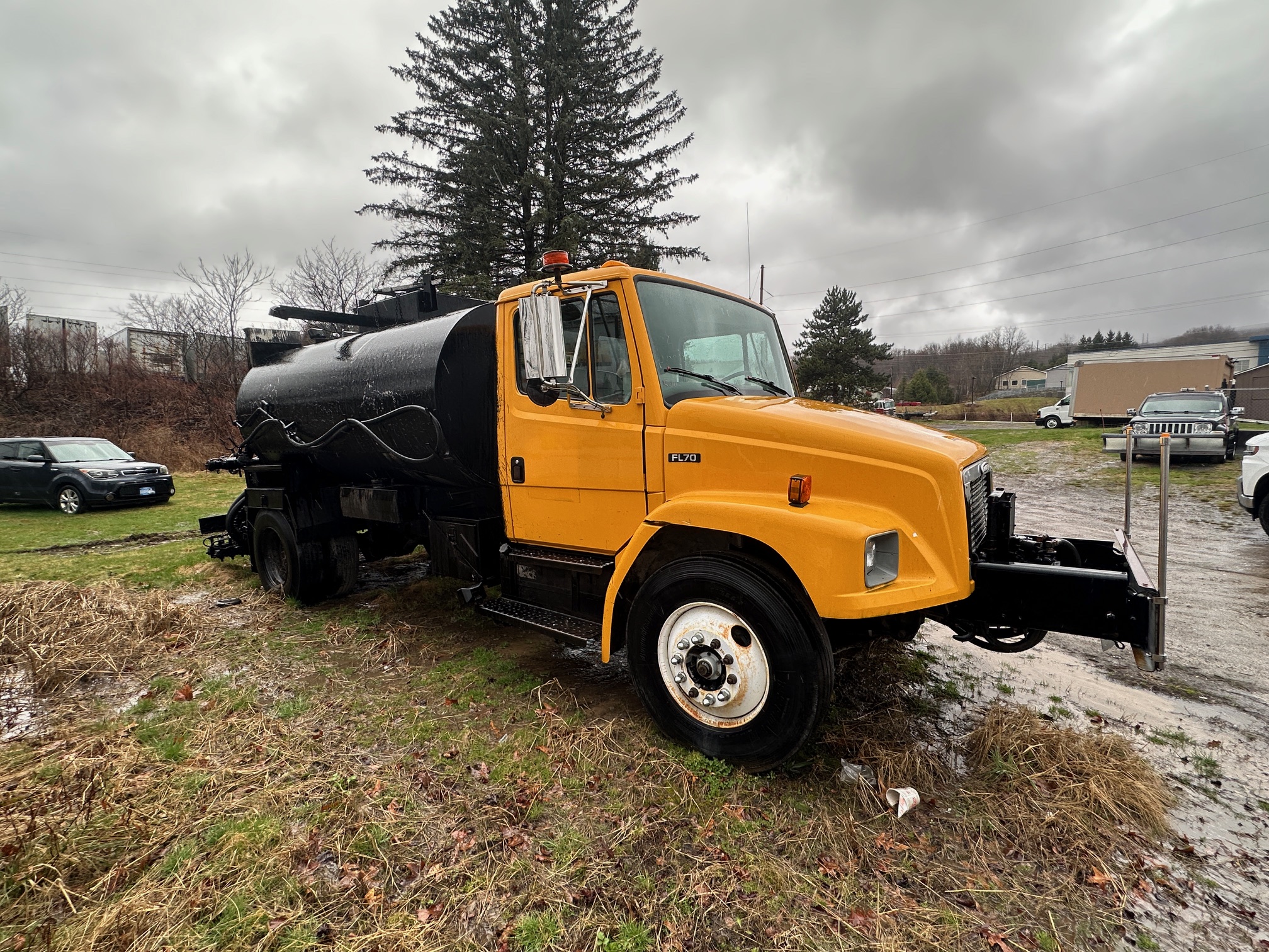 2002 FREIGHTLINER FL70 - view 2 of 38