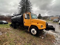 2002 FREIGHTLINER FL70 - Image 2
