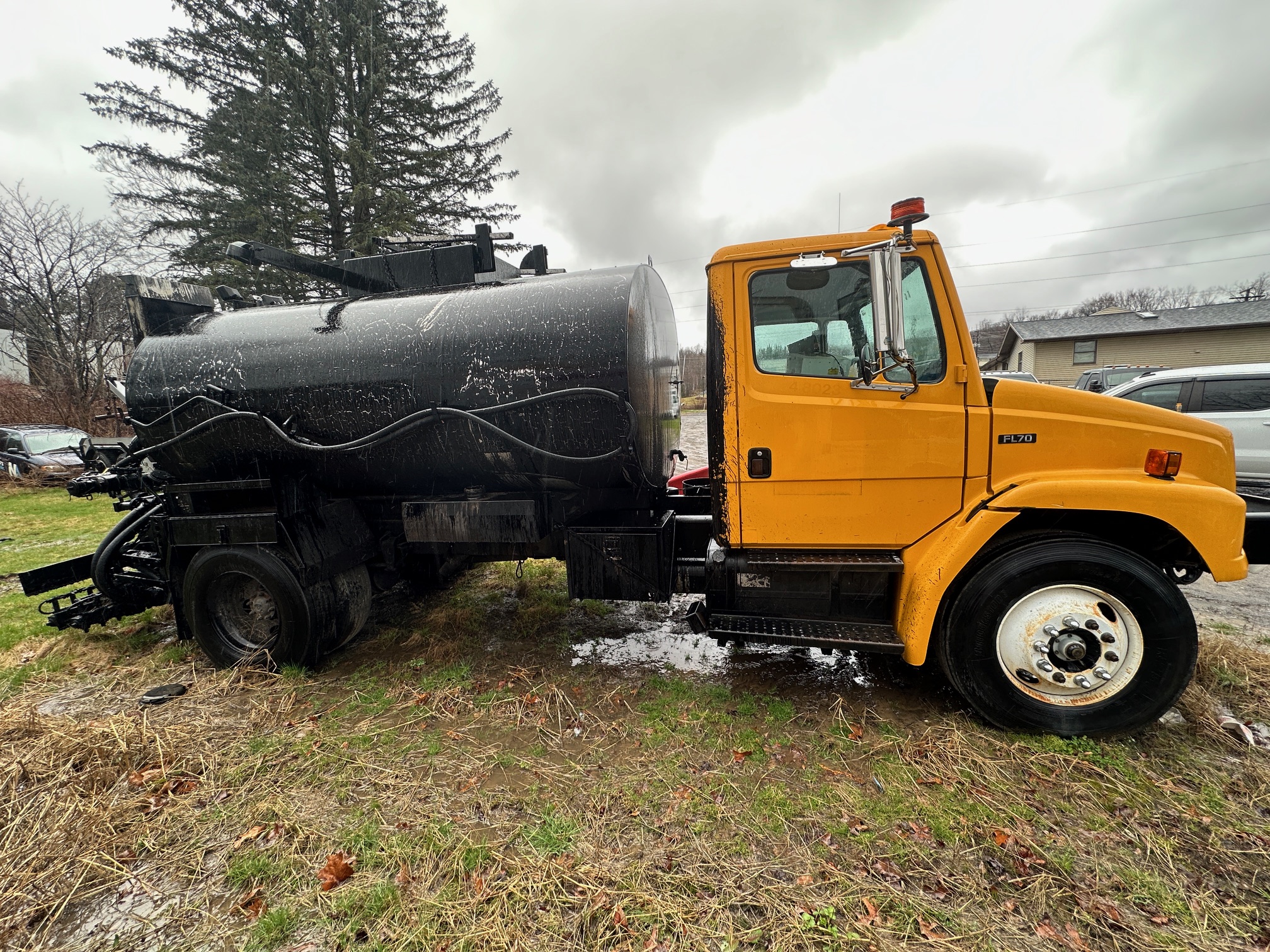 2002 FREIGHTLINER FL70 - Image 3