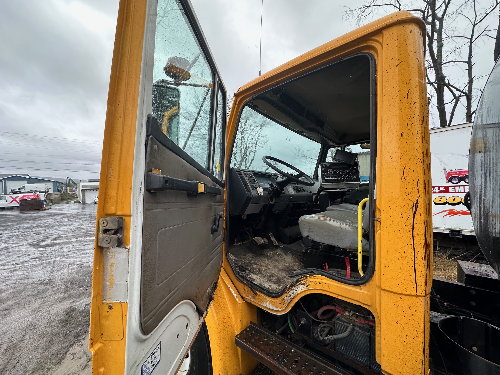 2002 FREIGHTLINER FL70 - Image 18