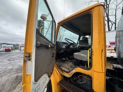2002 FREIGHTLINER FL70 - Image 18