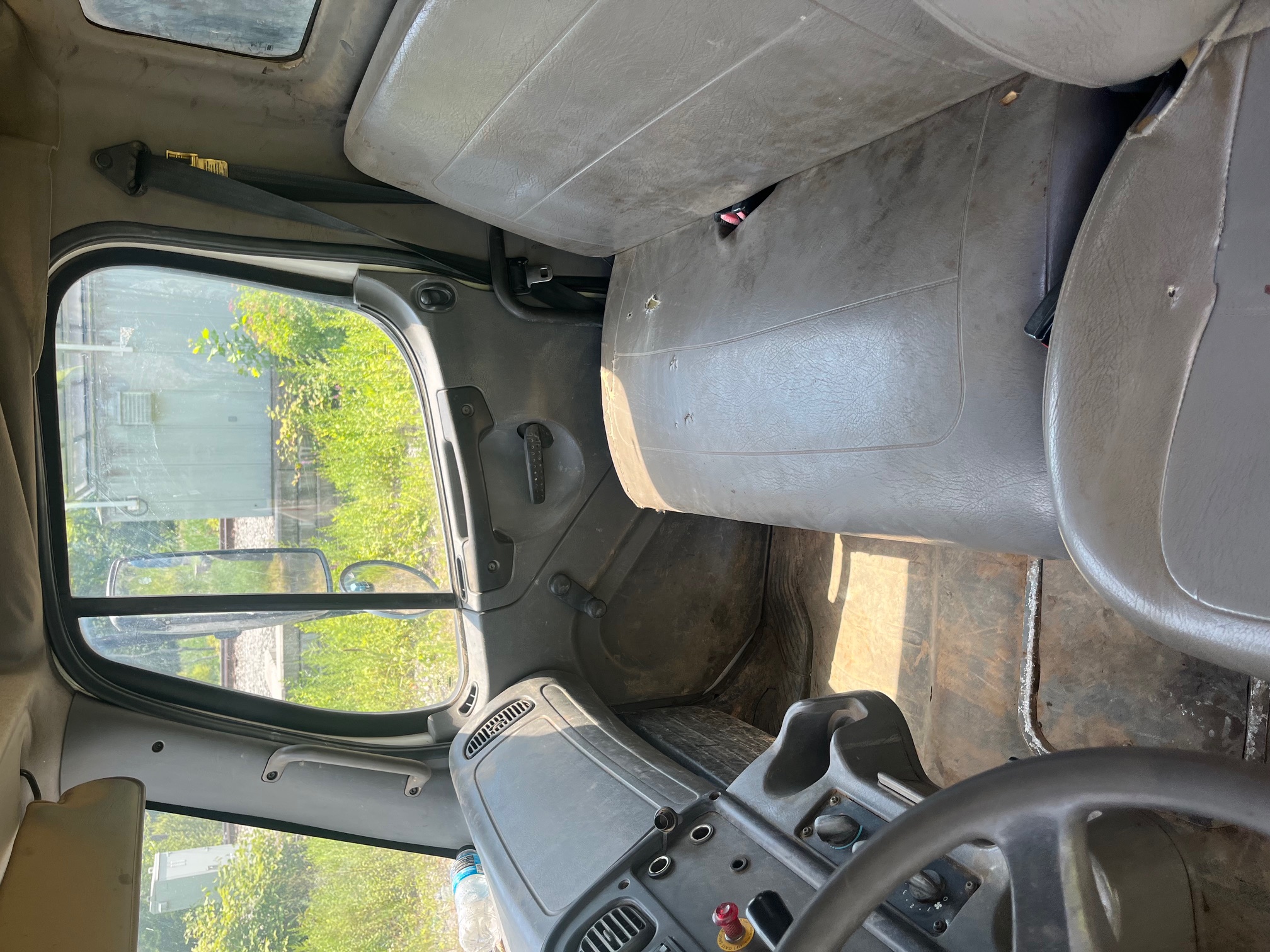 2004 FREIGHTLINER M2 Business Class - view 12 of 23