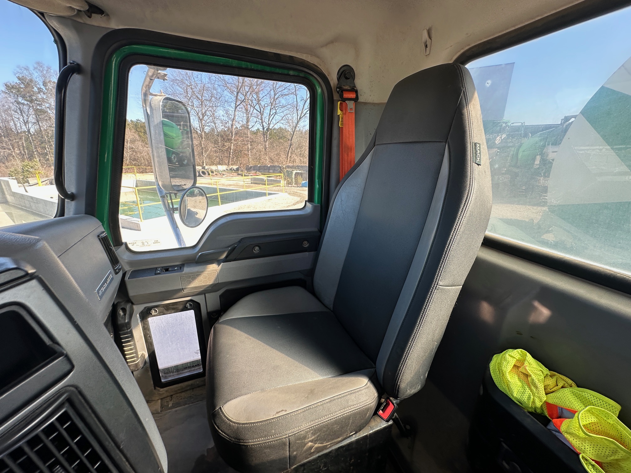 2019 MACK GR64B - view 17 of 61