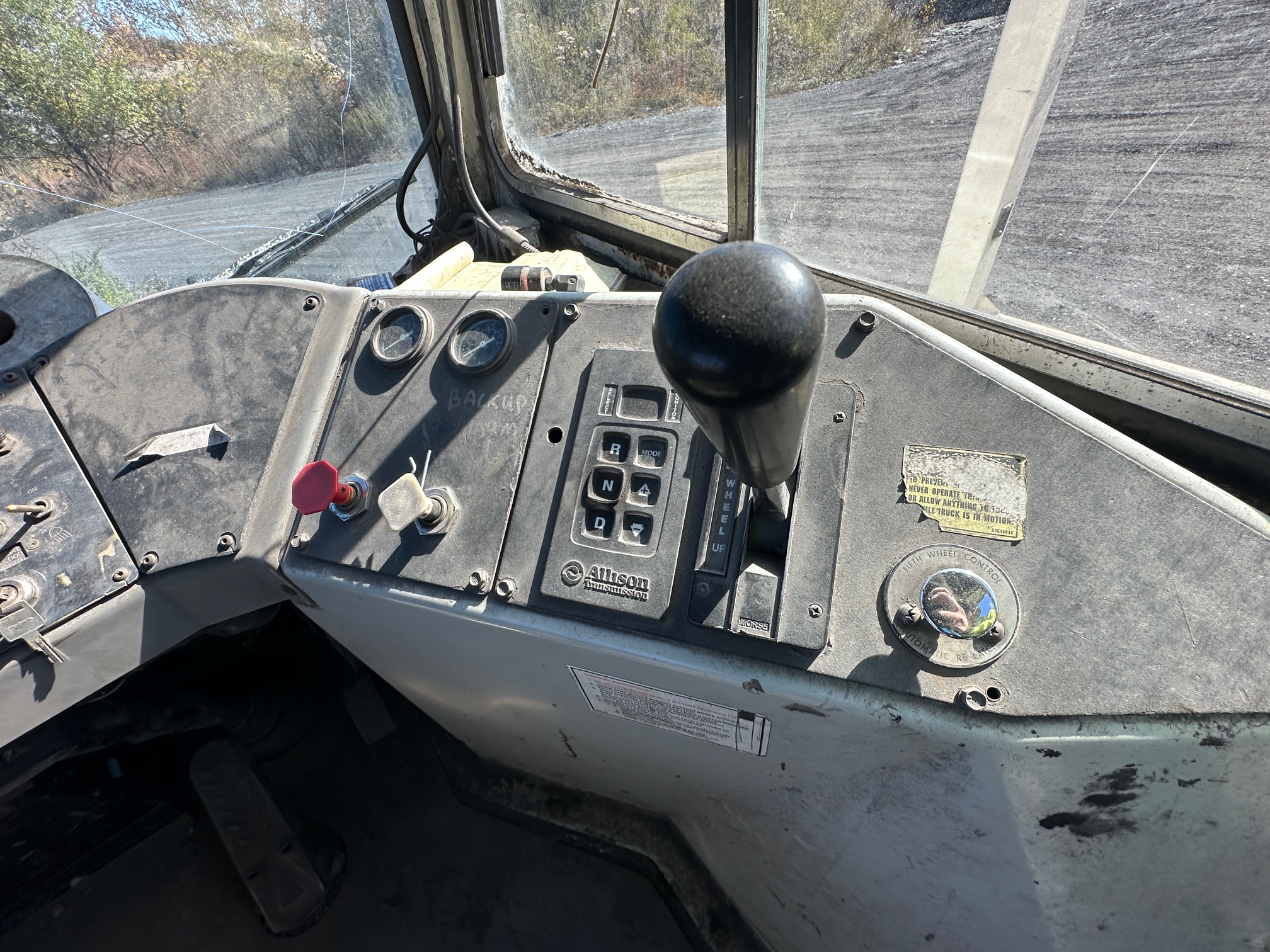 2011 OTTAWA Yard Spotter - Image 13