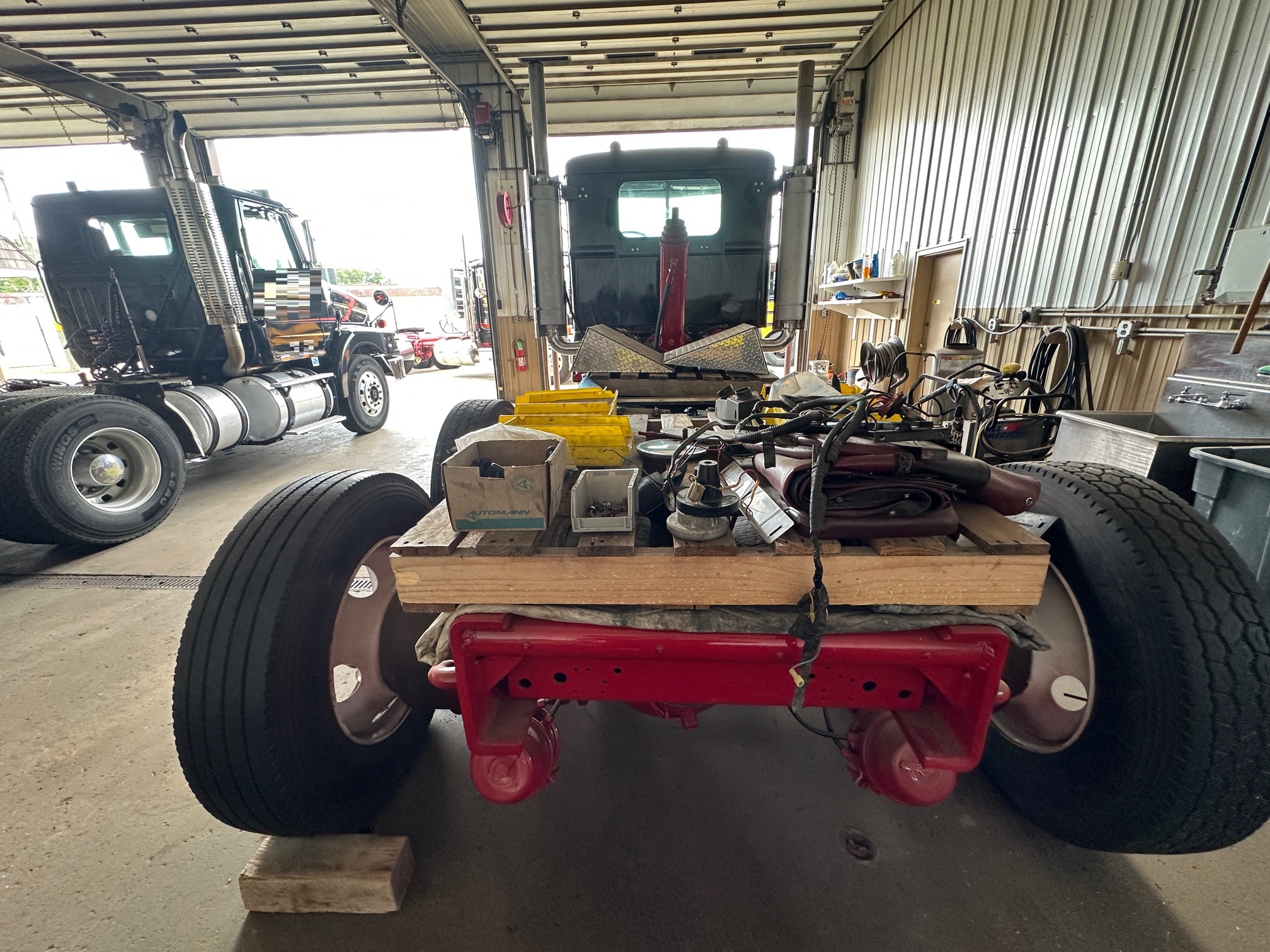 1997 AUTOCAR DK6 Tilt Nose - view 6 of 64