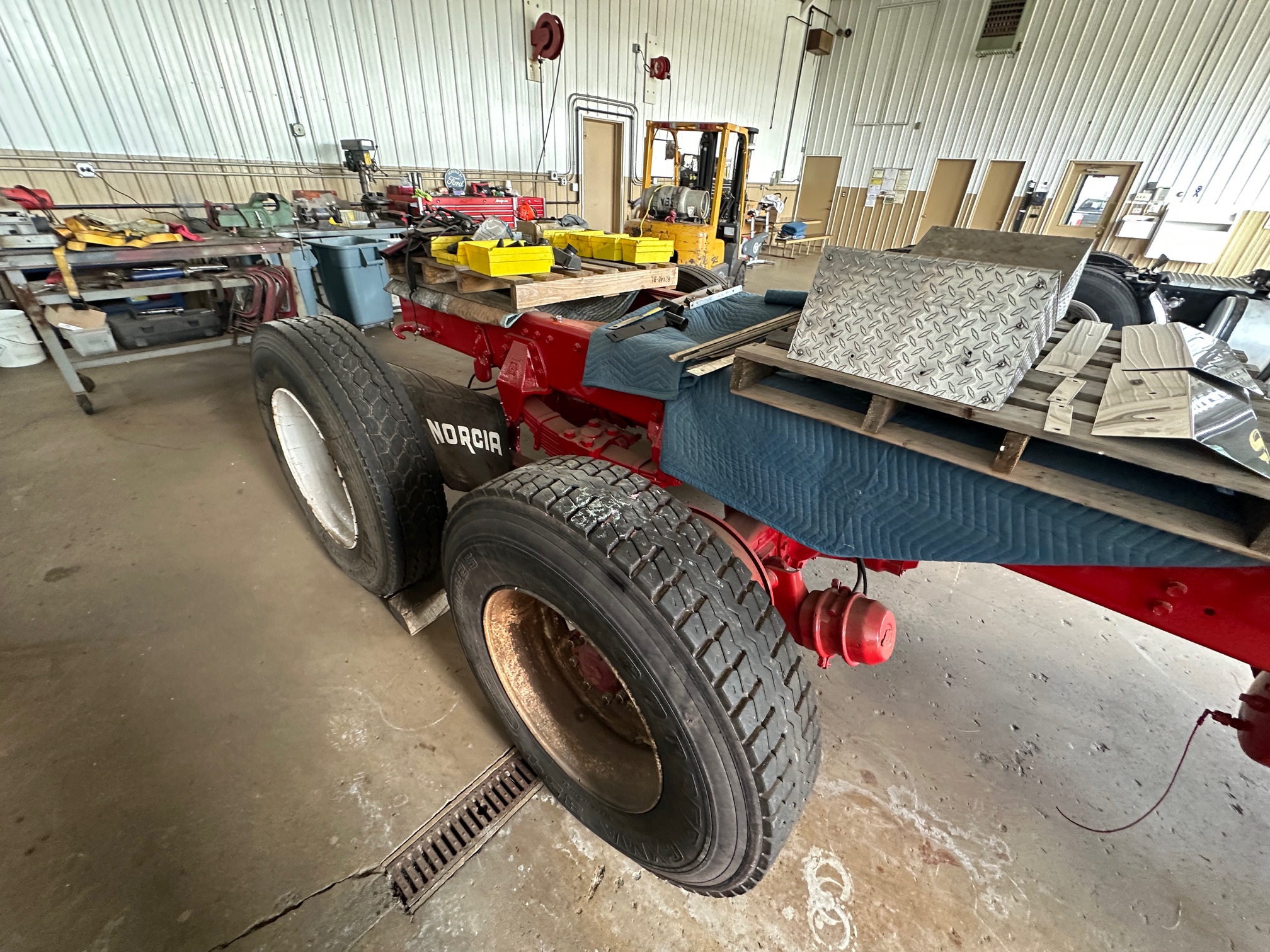 1997 AUTOCAR DK6 Tilt Nose - view 9 of 64