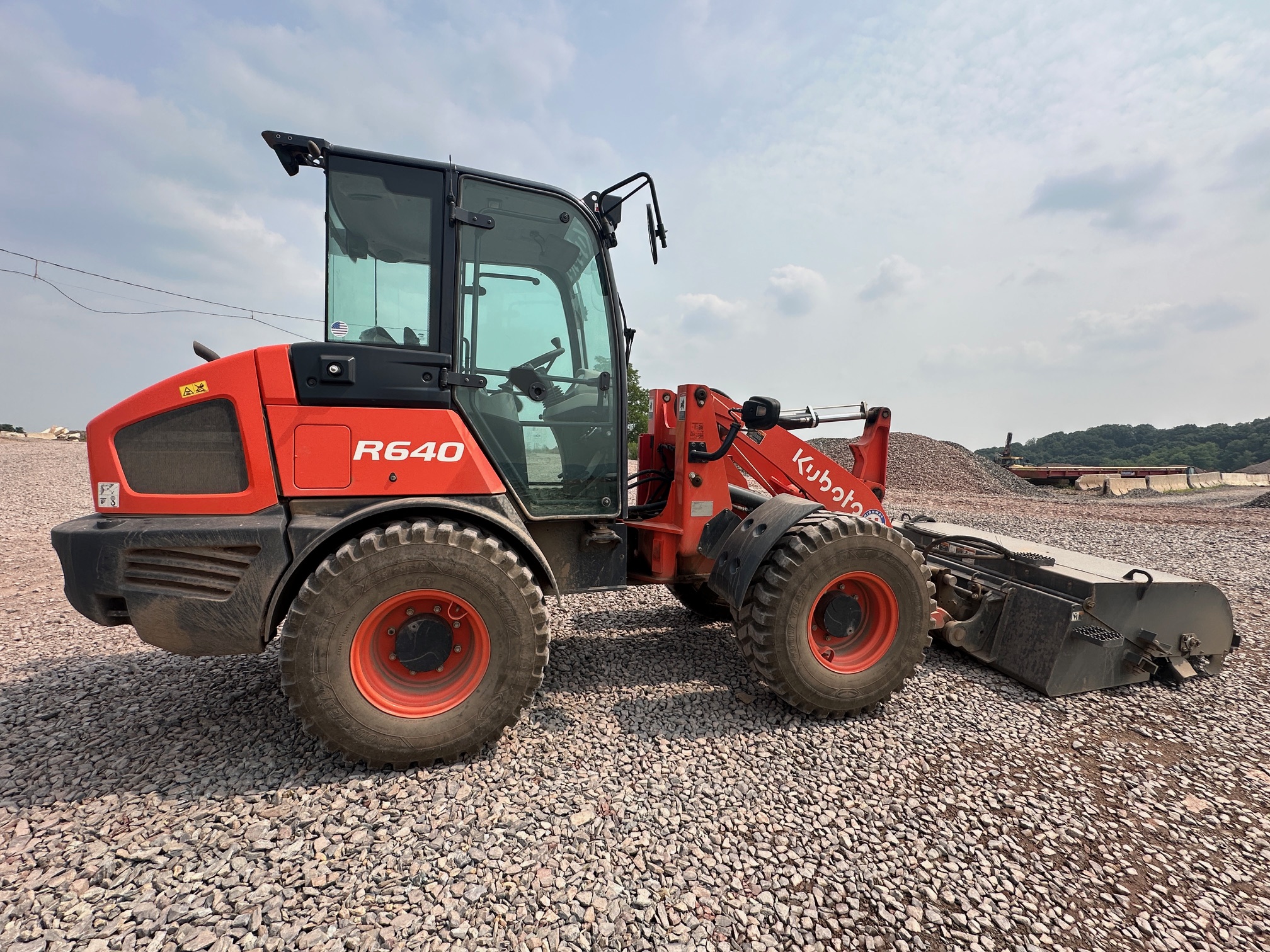 2023 KUBOTA R640 - view 7 of 34