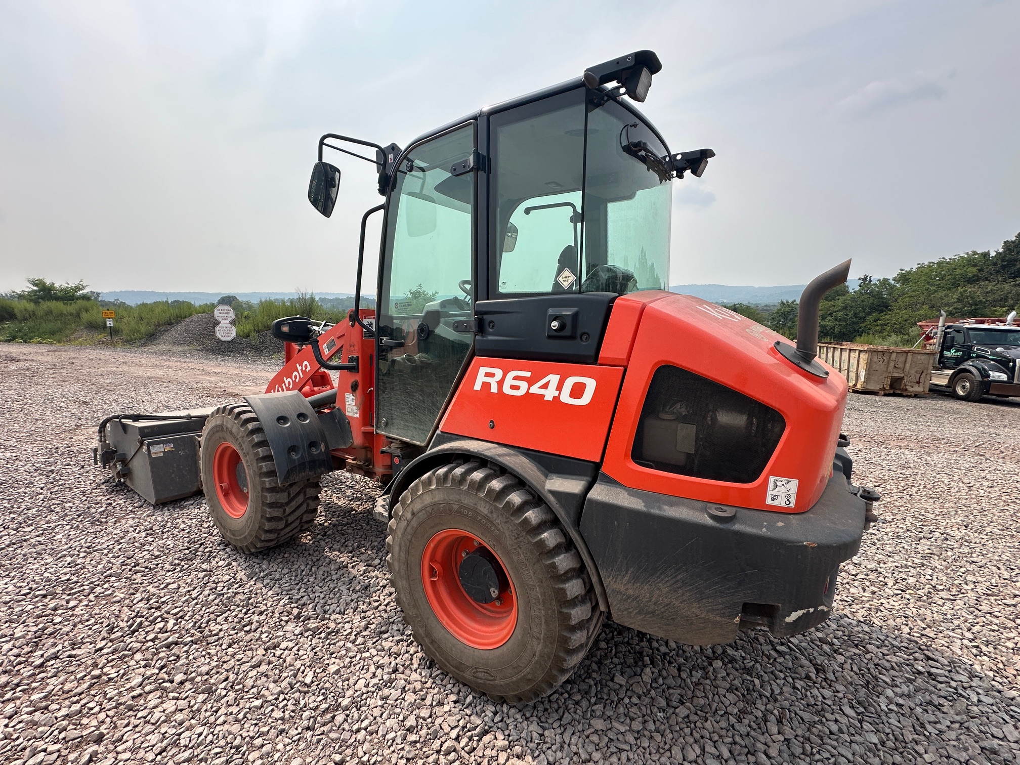 2023 KUBOTA R640 - view 11 of 34