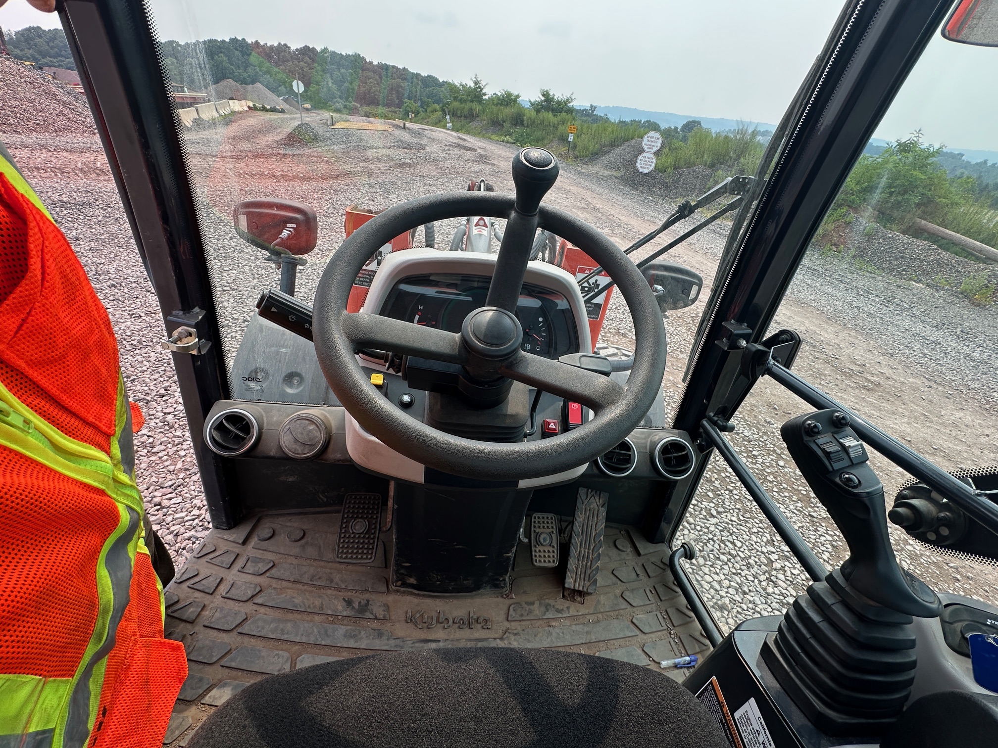 2023 KUBOTA R640 - Image 30