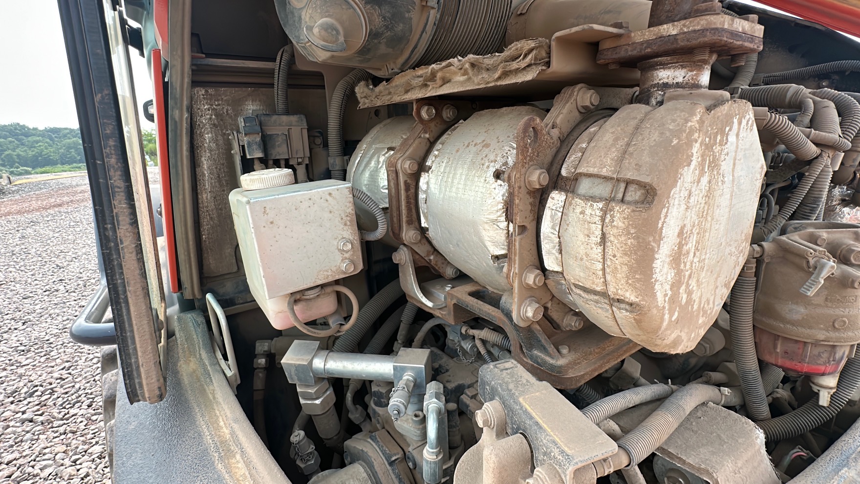 2023 KUBOTA R640 - Image 34