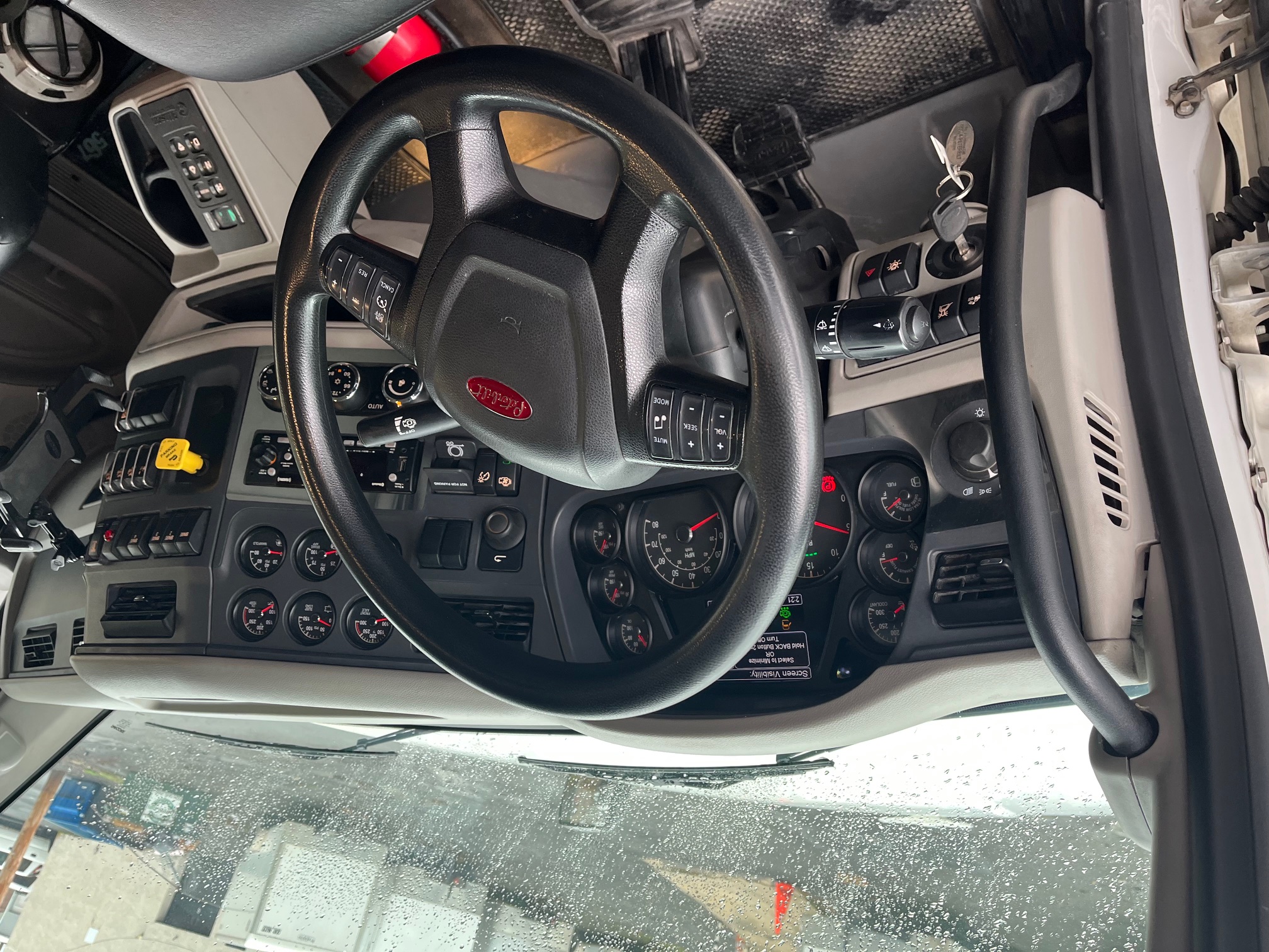 2023 PETERBILT 567 - view 8 of 25