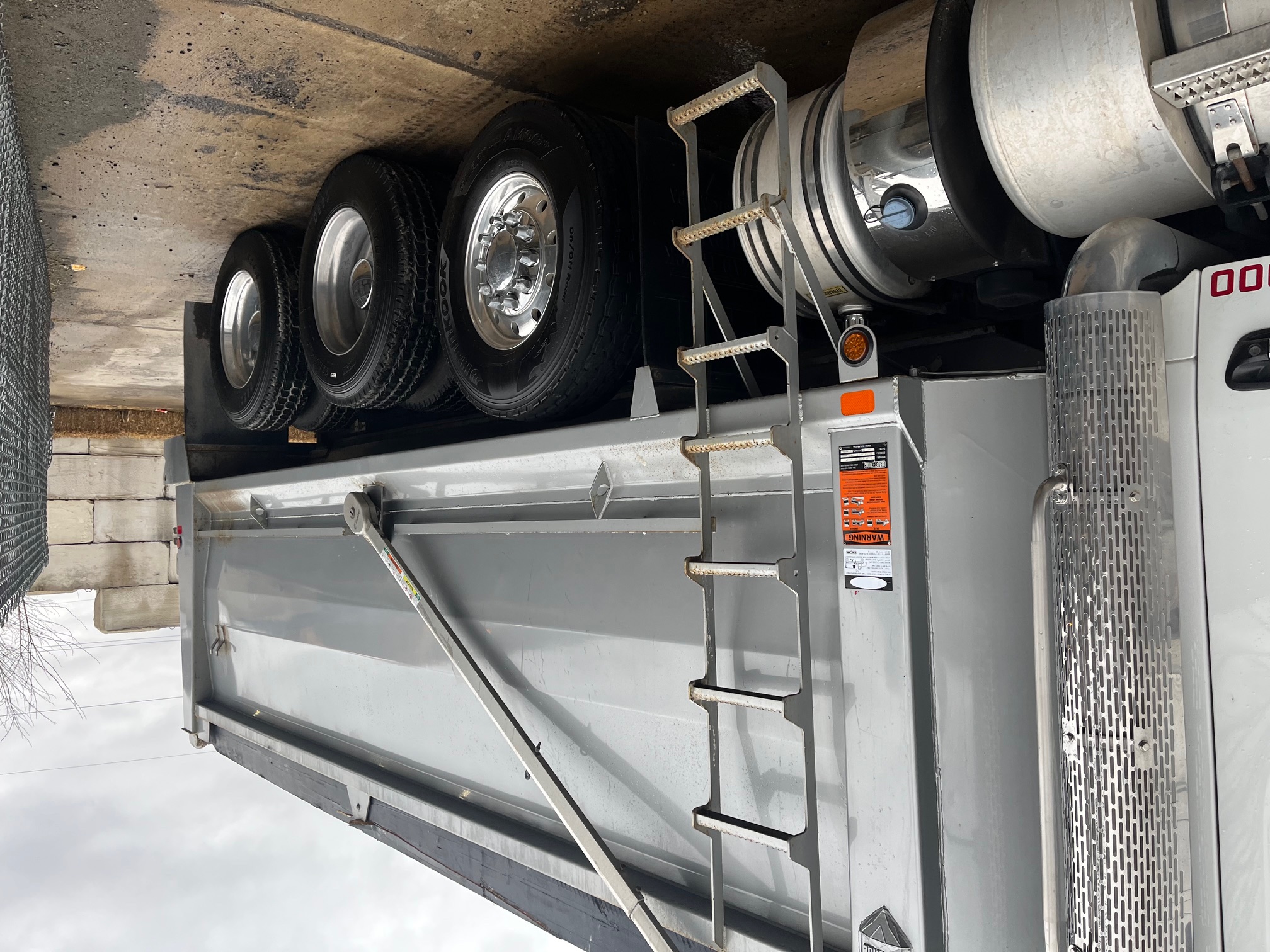 2023 PETERBILT 567 - view 3 of 25